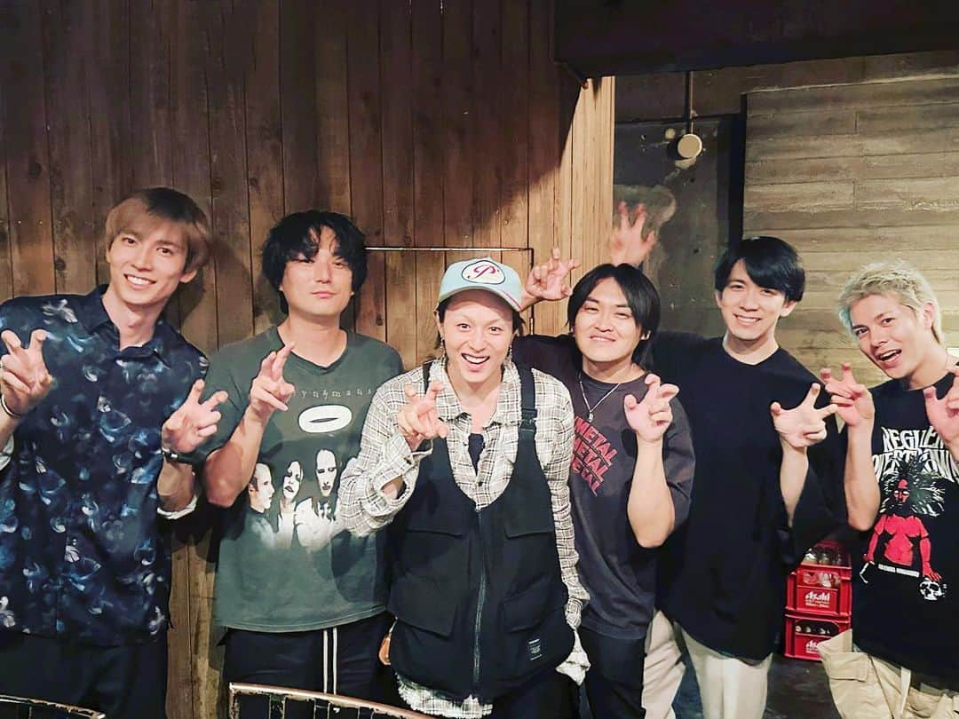 鮎川太陽のインスタグラム：「『ヒプノシスマイク』  麻天狼と麻天狼が会合。  速水さんとはテレビ電話しました。笑  最高な夜だた。 もちろん新宿ですよ。  そりゃね！！  木島隆一さん、新木宏典くん、伊東健人さん、井出卓也くん、原作の百瀬祐一郎さん、そして鮎川太陽。  #ヒプノシスマイク #ヒプマイ #ヒプステ #麻天狼 #神宮寺寂雷 #伊弉冉一二三 #観音坂独歩  https://hypnosismic-stage.com/battleofpride2023/ticket/」