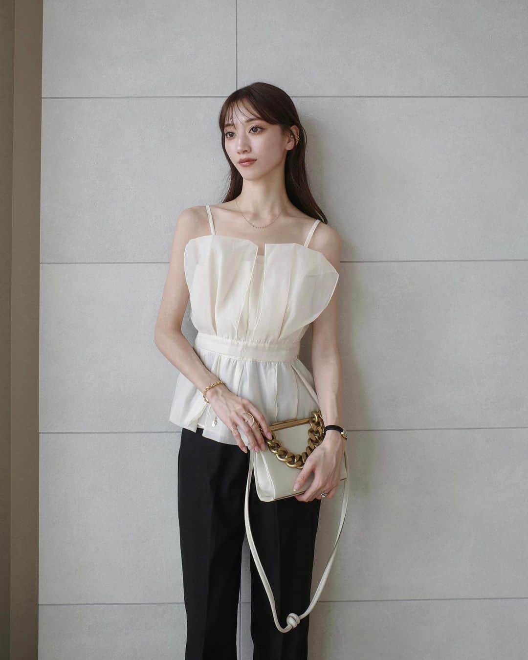 石元歩唯のインスタグラム：「人気アイテムのtulle peplum bustier 明日21:00より、また再販致します♡  インナーについての質問を多く頂くのですが、 カップ付きではないアイテムなので チューブトップなどストラップ無しのブラトップや、 胸のシルエットなど拾わないデザインなので ヌーブラやニップレスのみでも大丈夫です◎  最近は見せるインナーも定番なので、 ストラップが見えていても良いと思います👌🏻  中にブラウスやニットを合わせたりと オールシーズン着て頂けるアイテムです☺️  tops @amel_official__ pants @amel_official__ bag @stellamccartney」