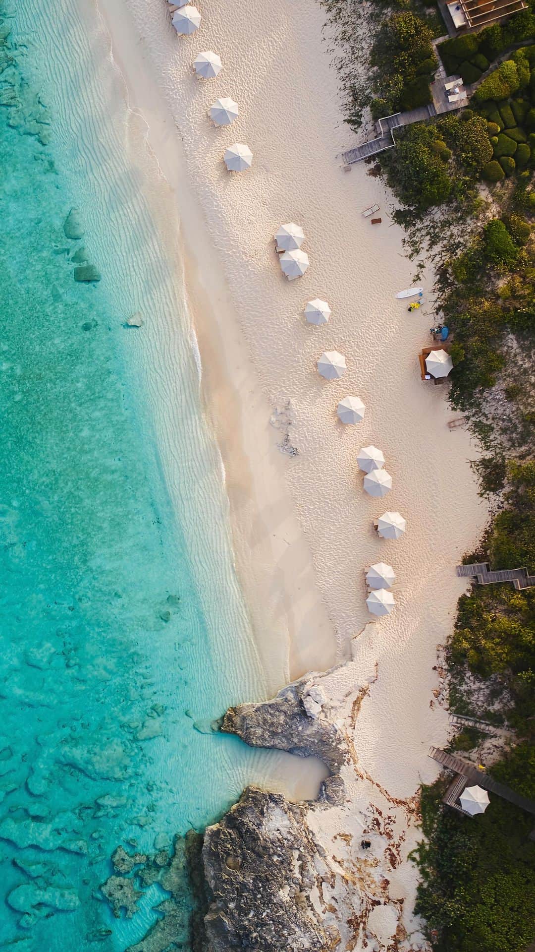 アリス・ガオのインスタグラム：「[turquoise haven] morning light bird’s eye view of @amanyara_resort. #amanresorts」