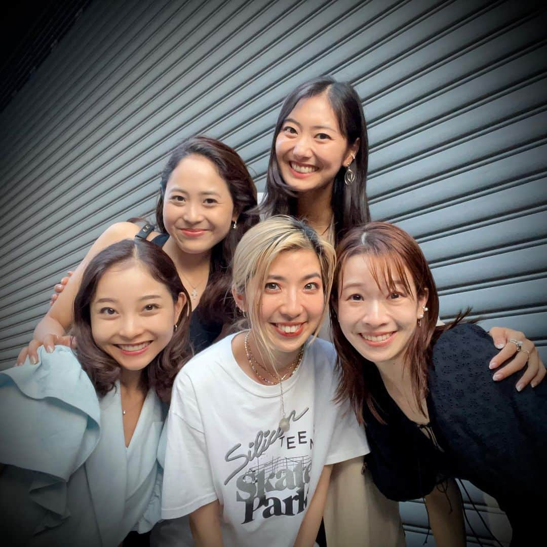 尾花貴絵さんのインスタグラム写真 - (尾花貴絵Instagram)「👭 . Happy Reunion. @ami_ishii_ @miriishii @reminakano @riminakano  石井姉妹＆中野姉妹と１年ぶりの再会に心躍る…!!! . 久々に集まれる嬉しさに、実は この日までずーっとワクワクしてた🤫♡  会うと沢山の刺激＆癒やしをもらう大好きな人達🌿 私も頑張ろう！って思わせてくれる大切な存在です。  次 会える日までがもう既に待ち遠しい…… ♪ . . #girlsnight #reunion #friends #love #myfav #lovelyfriend」8月22日 20時56分 - kie_obana_