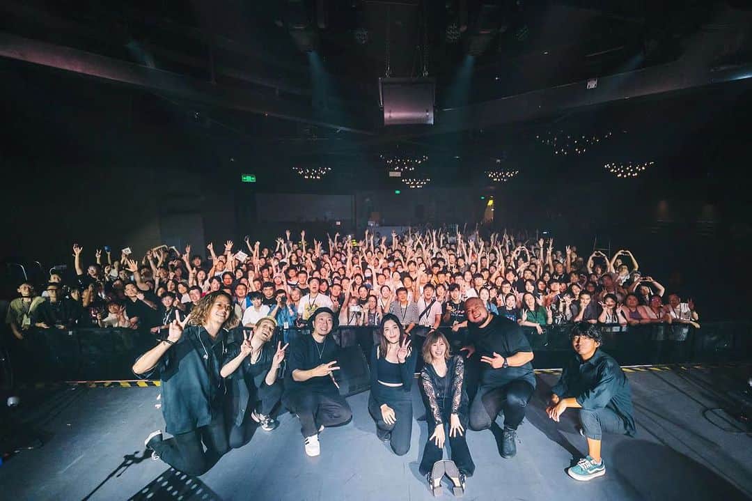 ステファニーのインスタグラム：「8/17 Hangzhou 杭州 8/18 Ningbo 寧波 8/19 Fuzhou 福州 8/20 Shenzhen 深圳  From four cities to countless memories, the warmth of China's welcome will forever resonate in our hearts. Grateful for the incredible journey with the DJ Okawari band. 🎶🇨🇳   今回中国で4つの都市を巡り、どこへ行っても温かく迎えていただき、感謝の気持ちでいっぱいです。 DJ Okawariバンドとの素晴らしい旅路に乾杯🍻また会う日まで🥹♥️  @djokawari  @kota_h0307  @gen_ha_elixir  @riki_hisamitsu  @glam.1208  @ryubass0212  Dr.杉山賢一郎さん  まつまるさん、Tsuyo-Bさん、李さん、スタッフの皆様方、ありがとうございました🙇‍♀️  Photo credits: 杭州→ 997out 寧波→ 是阿楽阿 福州→陈铮 深圳→ nikiiiz  衣装提供→ @pichi__official   #DJOkawari #ChinaTour2023 #YourStar #Arknights」
