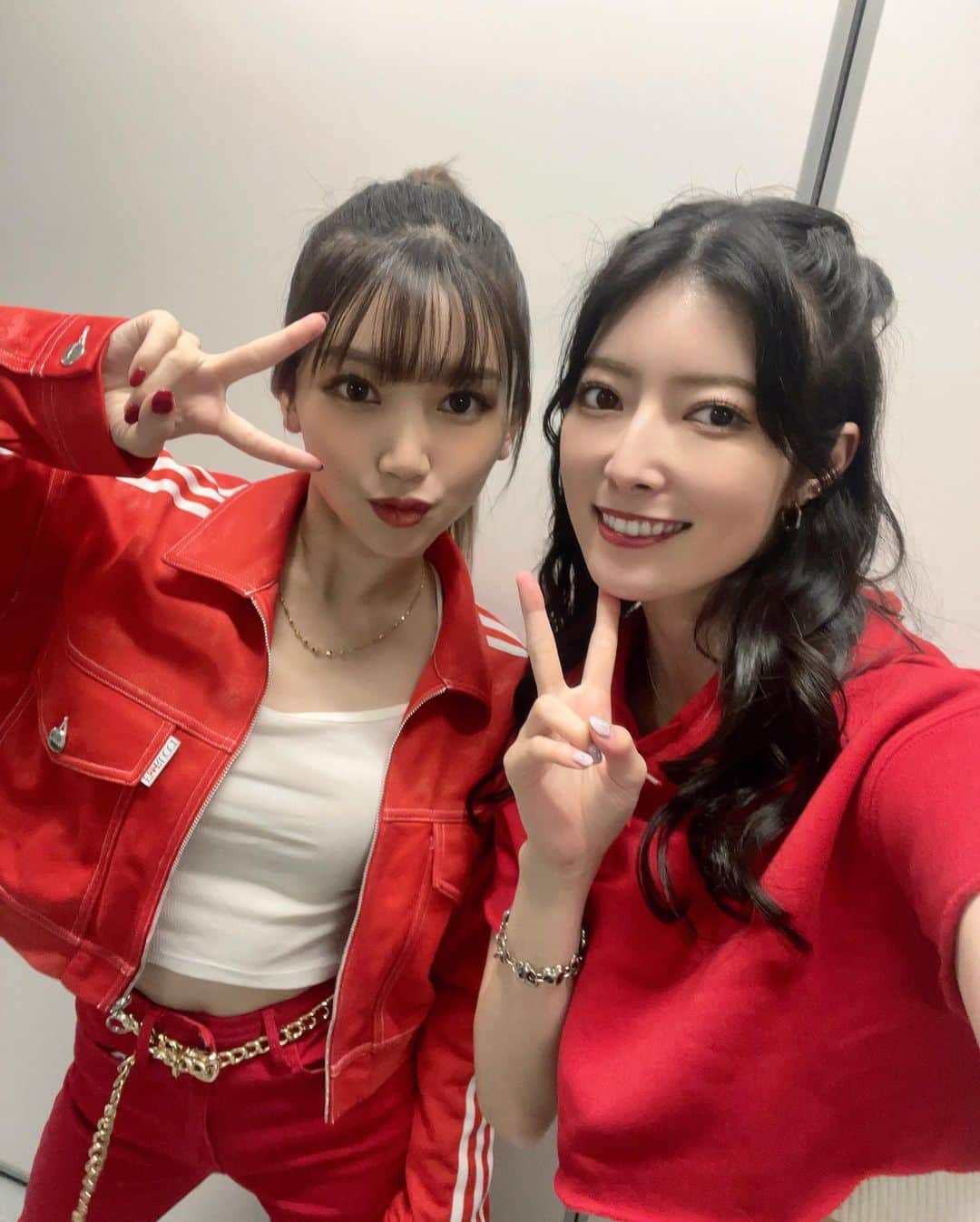 久保玲奈さんのインスタグラム写真 - (久保玲奈Instagram)「🌞DANCE ISLAND🌴⁣ 幸せ溢れる1日でした🥺✨ ⁣ Prizmmy☆の頃から応援してくださっている方が⁣ たくさん駆けつけてくださりました……😭✨⁣ ステージに立った瞬間ファンの皆様の顔がしっかり見えて⁣ ここだけの話パフォーマンスしながら涙を堪えていました😂⁣ ⁣ Prizmmy☆卒業から6年経った今でも⁣ こうして会いに来てくださり⁣ 感謝という言葉だけでは到底足りず、⁣ なんとお礼したらいいのか……⁣ 本当に本当にありがとうございました。⁣ 皆さんのおかげでスペシャルな日になりました🥺✨⁣ ⁣ 昨日 約6年振りに皆さんにお会いすることができて⁣ 小さかった子が私より背が高くなっていたり、⁣ 学生だった子が成人を迎えていたり、⁣ お子さんを連れて会いに来てくださったり、⁣ 当時のグッズを持って来てくださったり、⁣ この日のために遠くから足を運んでくださったり、⁣ お仕事をお休みして会いに来てくださったり……⁣ 本当に胸がいっぱいで⁣ 昨日は1日中幸せを噛み締めていました。⁣ いつまで経ってもPri☆Crewの皆さんはあたたかくて⁣ 私の宝物です💎⁣ ⁣ 暑い中 本当にありがとうございました!⁣ たくさん水分取って、お身体にはお気をつけてください!⁣ 必ずまた会いましょう~🤟🏻⭐️⁣ ⁣ ━━━━━━━━━━━━━━━⁣ ⁣ @kato55hide さん⁣ 今回は最高なイベントにお誘いいただき、⁣ 素敵な機会をくださり本当にありがとうございました🥹❤️‍🔥⁣ これからもついていきます‼️⁣ ⁣ @miakusakabe_official  今回は出演してくれて本当にありがとう😙🩵⁣ 久々に一緒にステージに立ってパフォーマンスできて⁣ 夢のような時間だったなぁ~🥺✨⁣ ⁣ @mckensaku さん⁣ お忙しい中わざわざ会場まで来てくださり、⁣ 差し入れまで本当にありがとうございました😭✨⁣ KENSAKUさんのような人になりたいな~と改めて💭⁣ そして娘さんも本当に素敵で親子でリスペクトです🥺✨ ⁣ ダンサーとして出演してくれた4人も⁣ ありがとうございました🫶🏻❤️」8月22日 21時08分 - reina_kubo_official