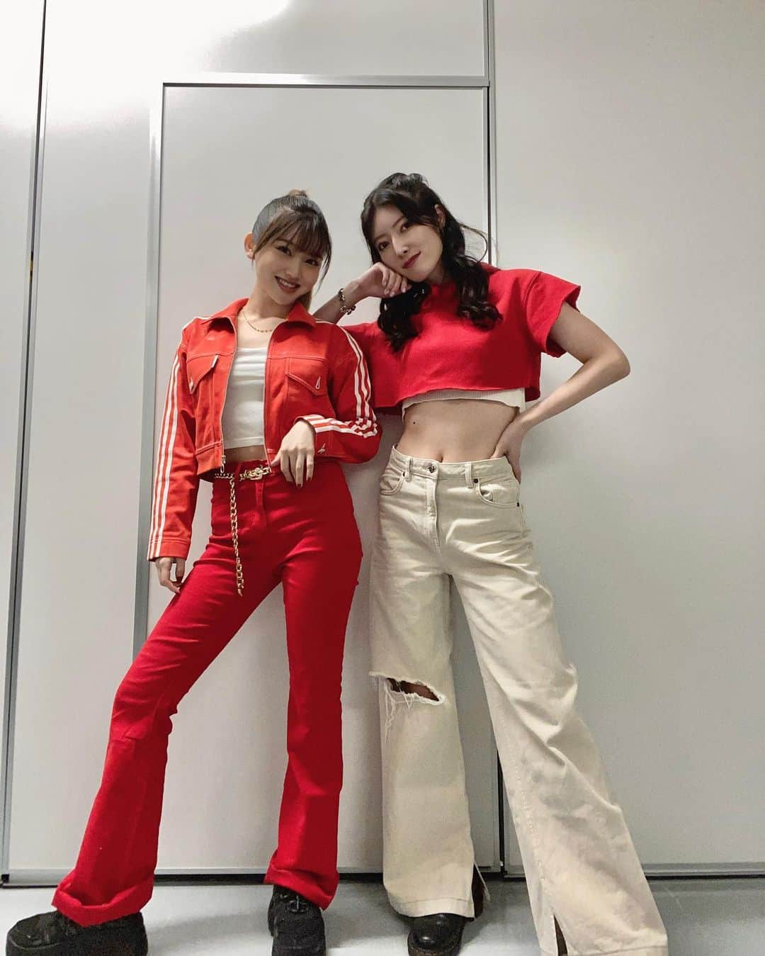 久保玲奈のインスタグラム：「🌞DANCE ISLAND🌴⁣ 幸せ溢れる1日でした🥺✨ ⁣ Prizmmy☆の頃から応援してくださっている方が⁣ たくさん駆けつけてくださりました……😭✨⁣ ステージに立った瞬間ファンの皆様の顔がしっかり見えて⁣ ここだけの話パフォーマンスしながら涙を堪えていました😂⁣ ⁣ Prizmmy☆卒業から6年経った今でも⁣ こうして会いに来てくださり⁣ 感謝という言葉だけでは到底足りず、⁣ なんとお礼したらいいのか……⁣ 本当に本当にありがとうございました。⁣ 皆さんのおかげでスペシャルな日になりました🥺✨⁣ ⁣ 昨日 約6年振りに皆さんにお会いすることができて⁣ 小さかった子が私より背が高くなっていたり、⁣ 学生だった子が成人を迎えていたり、⁣ お子さんを連れて会いに来てくださったり、⁣ 当時のグッズを持って来てくださったり、⁣ この日のために遠くから足を運んでくださったり、⁣ お仕事をお休みして会いに来てくださったり……⁣ 本当に胸がいっぱいで⁣ 昨日は1日中幸せを噛み締めていました。⁣ いつまで経ってもPri☆Crewの皆さんはあたたかくて⁣ 私の宝物です💎⁣ ⁣ 暑い中 本当にありがとうございました!⁣ たくさん水分取って、お身体にはお気をつけてください!⁣ 必ずまた会いましょう~🤟🏻⭐️⁣ ⁣ ━━━━━━━━━━━━━━━⁣ ⁣ @kato55hide さん⁣ 今回は最高なイベントにお誘いいただき、⁣ 素敵な機会をくださり本当にありがとうございました🥹❤️‍🔥⁣ これからもついていきます‼️⁣ ⁣ @miakusakabe_official  今回は出演してくれて本当にありがとう😙🩵⁣ 久々に一緒にステージに立ってパフォーマンスできて⁣ 夢のような時間だったなぁ~🥺✨⁣ ⁣ @mckensaku さん⁣ お忙しい中わざわざ会場まで来てくださり、⁣ 差し入れまで本当にありがとうございました😭✨⁣ KENSAKUさんのような人になりたいな~と改めて💭⁣ そして娘さんも本当に素敵で親子でリスペクトです🥺✨ ⁣ ダンサーとして出演してくれた4人も⁣ ありがとうございました🫶🏻❤️」