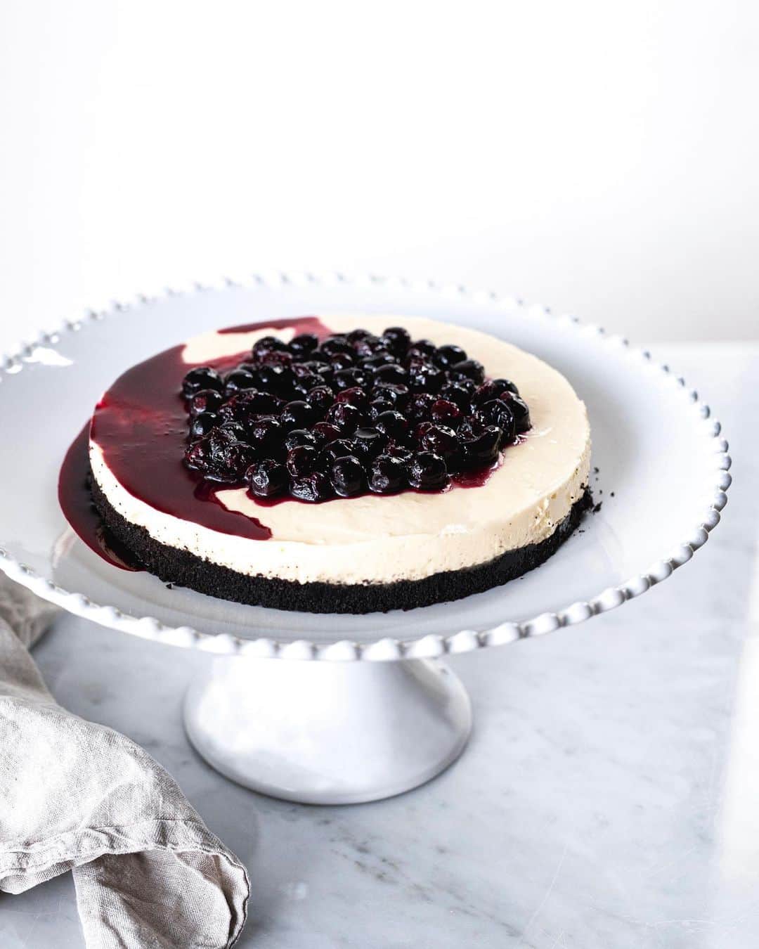 増田由希子のインスタグラム：「This blueberry cheesecake is one of my favorite summer desserts. #homemade  #freshfromthefarm #blueberries  ブルーベリーソース仕立てのチーズケーキ。思い立った時に作れる簡単スイーツです🫐」