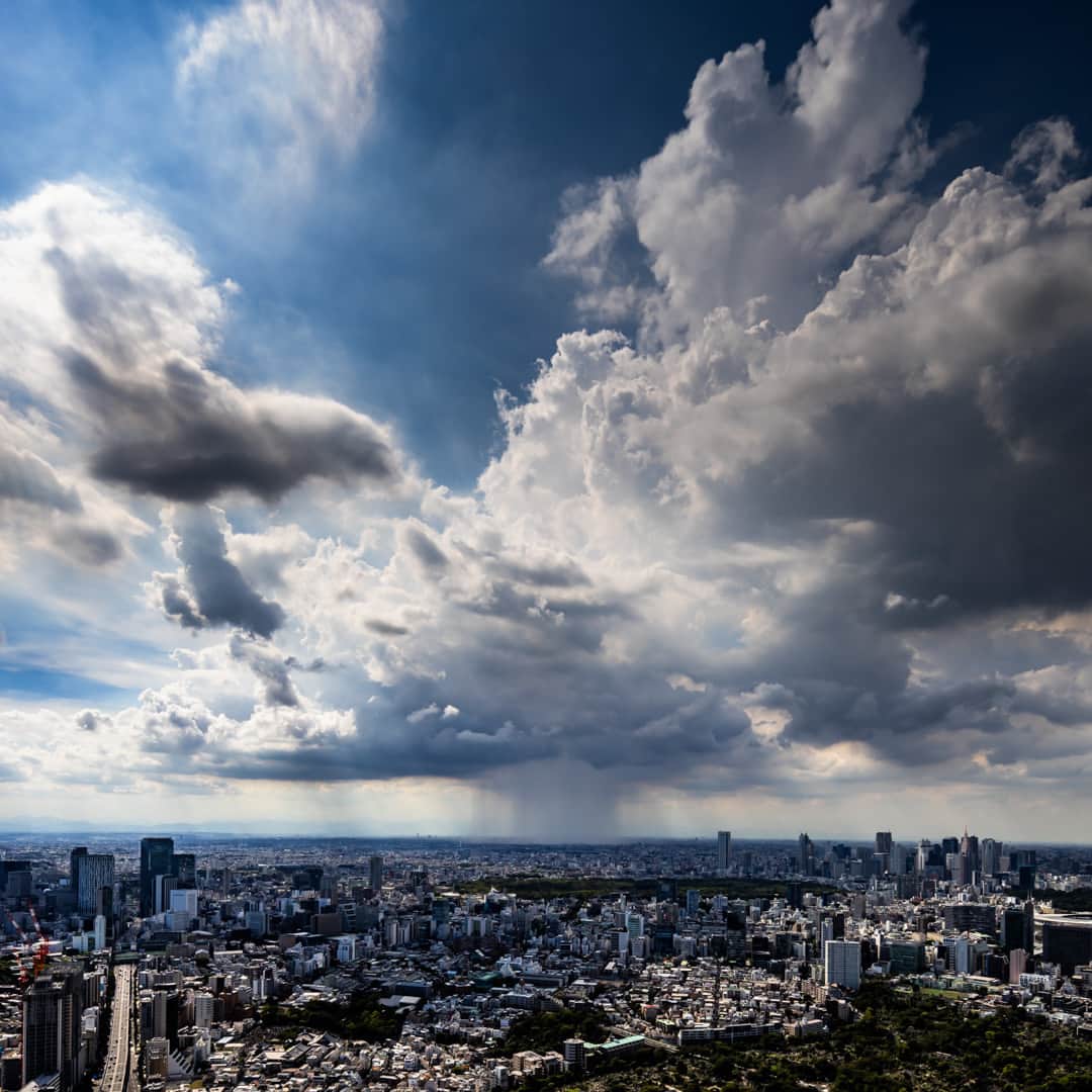 Tokyo City View 六本木ヒルズ展望台のインスタグラム：「スカイデッキは晴れているのに、彼方の街は集中豪雨！？ ゲリラ豪雨が起こりやすい時期、スカイデッキからこのような珍しい光景をご覧いただけることもあります。  ⚡スカイデッキは晴れていても指定範囲内に雷雲があるとクローズ。ご来場前には営業状況をチェック！👉https://tcv.roppongihills.com/jp/  🚢⚓🐳 「Summer Sky Deck 2023 ～海風感じるスカイデッキで夕涼み～」開催中！ 期間：7/14（金）～ 8/31（木） https://tcv.roppongihills.com/jp/exhibitions/summer2023/  撮影：荒谷良一  #六本木ヒルズ展望台 #スカイデッキ #東京シティビュー #ゲリラ豪雨 #お天気雨 #展望台 #絶景 #景色 #荒谷良一 #RoppongiHillsObservation #skydeck #TokyoCityView #SummerSkyDeck2023 #heavyrainshowers #suddendownpour #TCV #Tokyo #japantravel #tokyo #roppongi #RyoichiAratani #travelgram #japantrip #japan_daytime_view #japan_of_insta #bestjapanpics #tokyomuseum #artoftheday」