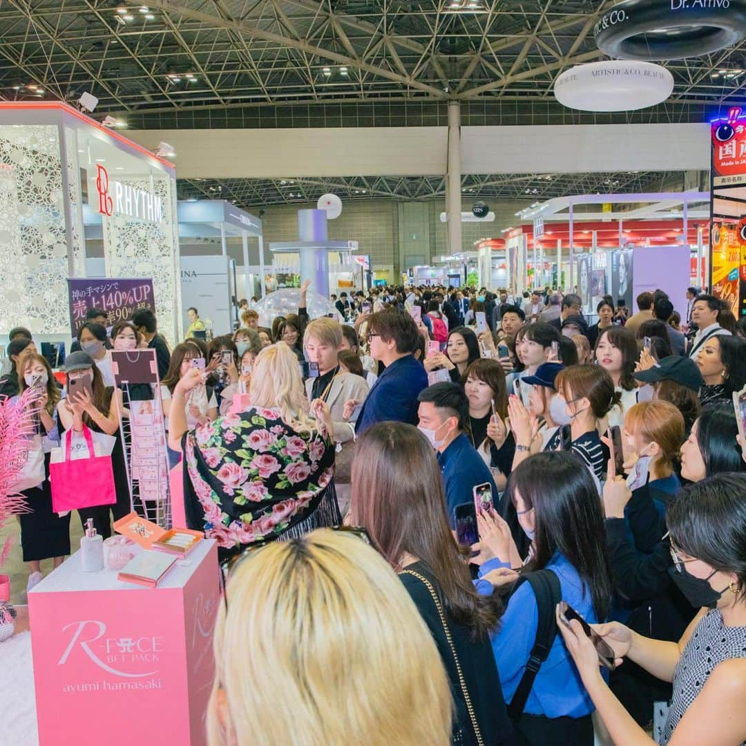 アレンのインスタグラム：「ビューティーワールドジャパン 東京2023🗼✨💎のイベント登壇💖✨ ご来場下さった皆様✨ありがとうございました❣️❣️❣️ 会場に到着するまでは、 観客が、 見事に3人しかぃなｸｧｯたらどｩｯしよｩｯ😰とボデｨこゎばり硬直状態💧💧💧 ぉ顔はみるみるぅちに、梅こぶ色に変色💦💦💦 でも、 皆のお顔とお声💖✨実感したその途端‼️ ｩｯトリ…💕✨🌷しちｧｯたﾝだ㌔（笑）  ァﾝタ達🌷✨は、 私のかけがえのないぉ宝物ｻﾞﾏｽ。  ぃつも心から、感謝してぃます。  #アレン様 #美容 #整形 #ビューティーワールドジャパン #イベント」