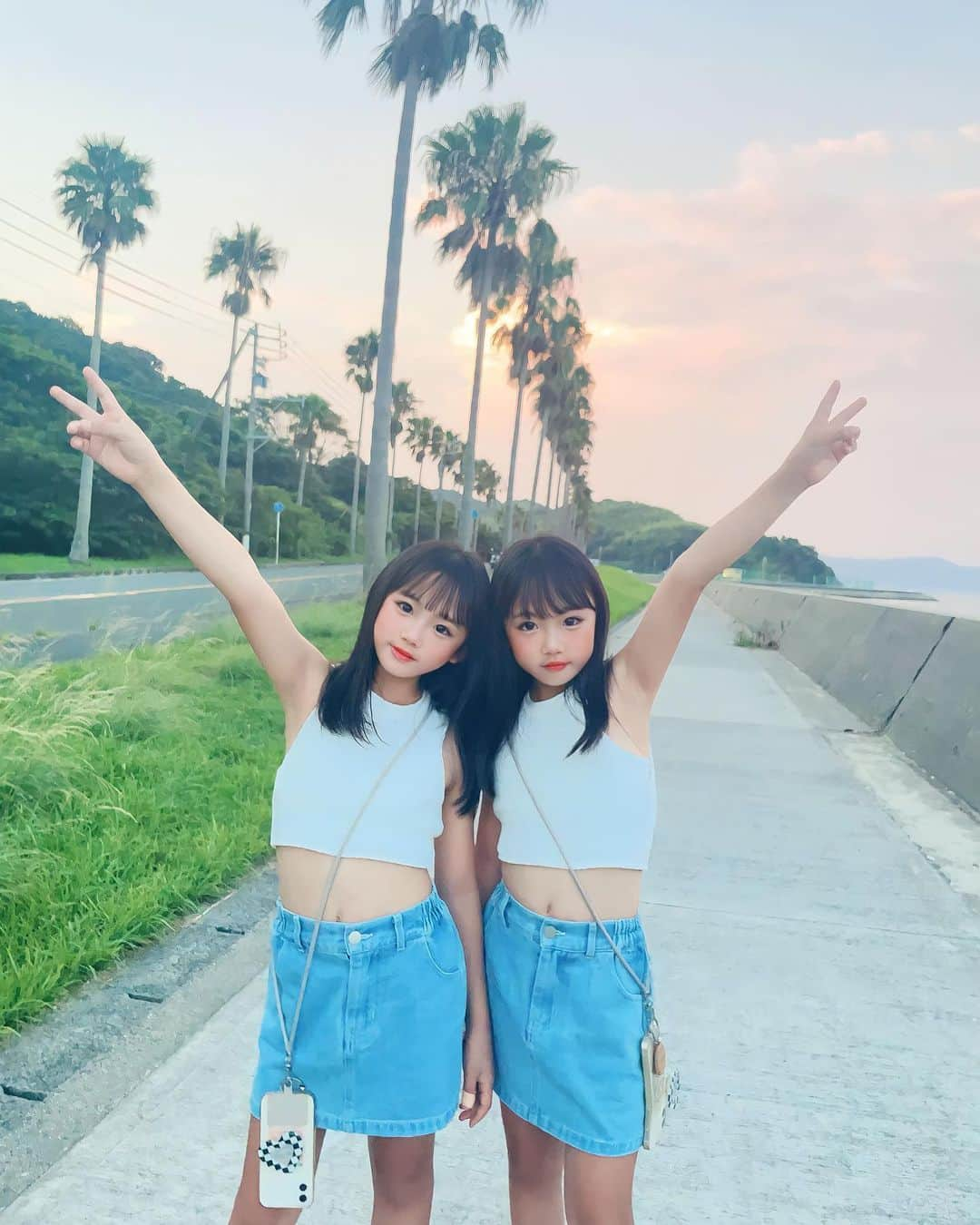 ららここさんのインスタグラム写真 - (ららここInstagram)「.       海行ってきたよ〜🏝🐠👙✨ 　 髪の毛が少し伸びて メイクも変えて 少し大人っぽくなった気がする🌼 　 メイクは自分たちで研究して 自分たちでやってるよ💄 　  ------------------------- 身長128cm👧128cm tops▷ 130cm 着用 ------------------------- 　 tops▶︎ @zarakids  　 　 #lalacoco #ららここ #双子 #twins #9歳#子供服 #韓国子供服 #小学生コーデ #キッズコ ーデ #キッズファッション #kidscode #こどもふく #インスタキッズ #キッズコーデ女の子 #小学生女子 #キッズ服 #小学生 #kidsfashion #ig_kidsphoto #kids #kidsootd #zara#zarakids #zaraコーデ#zara購入日」8月22日 21時02分 - lacolaco0612