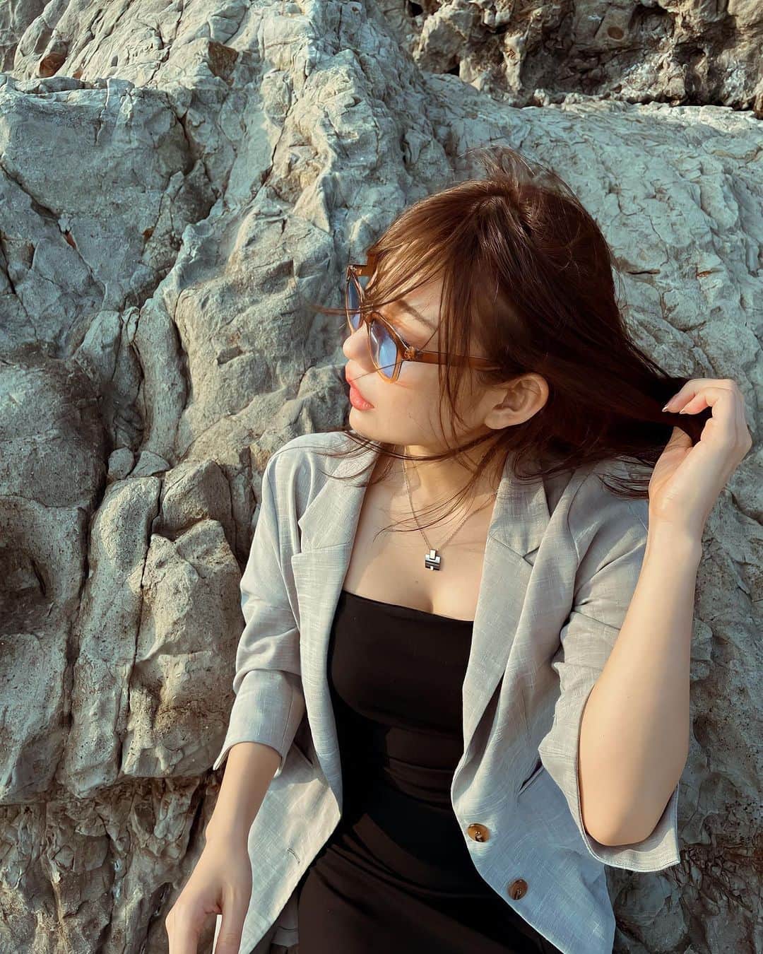 りーちゃんのインスタグラム：「今年は暑すぎるけど夏が大好きです 日焼け以外好き。  寒いと動けんよね〜  【8月25日】文藝春秋さんで撮り下ろししたデジタル写真集の発売です！ 只今予約受付中です⭐️ 【8月27日】サンスポ撮影会！ 受付開始しました🙋‍♀️」
