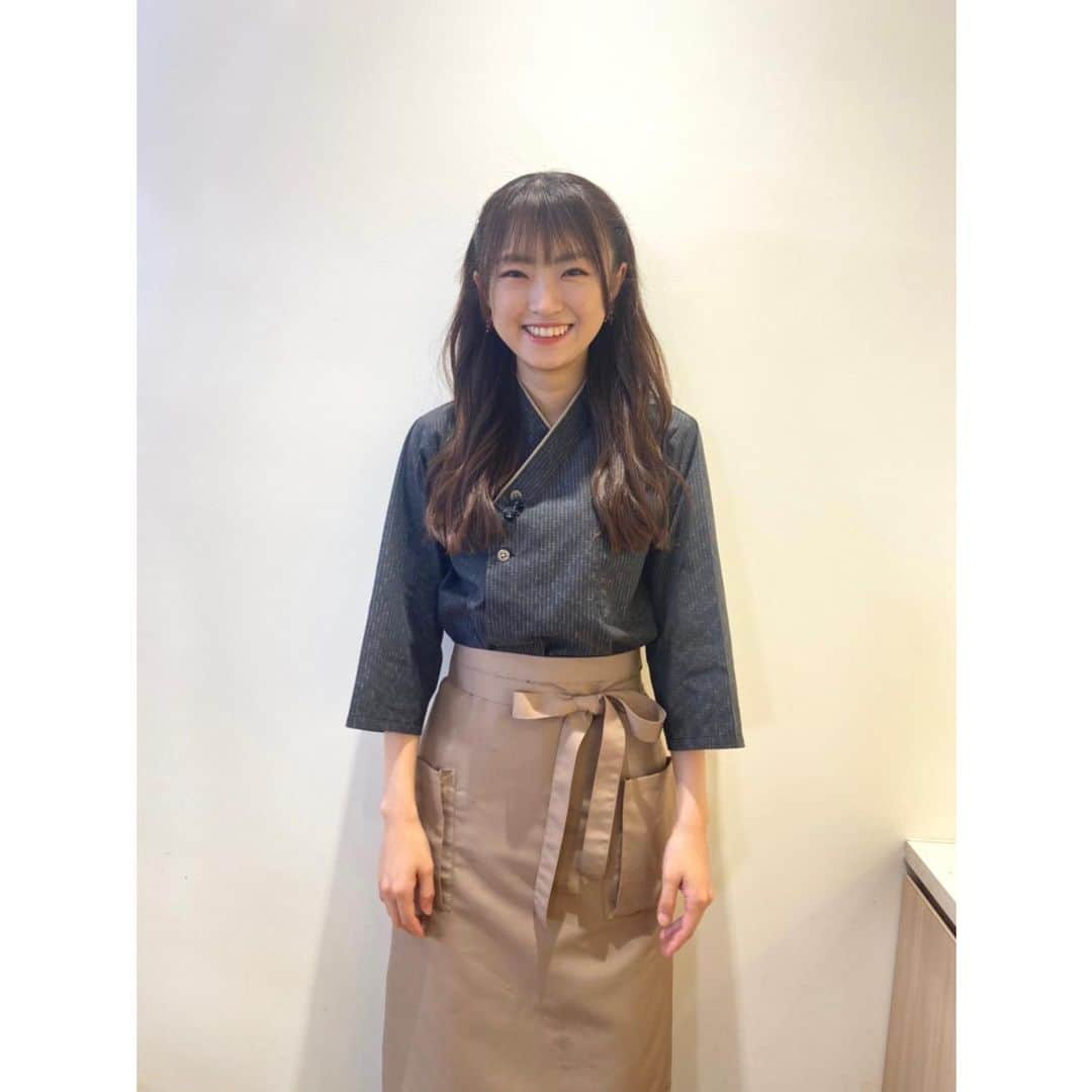 春名真依さんのインスタグラム写真 - (春名真依Instagram)「＊ cookpadLive「神虹食堂まいまい亭」 ありがとうございました！  今回は麻婆茄子キーマカレーを作りました〜！ 瑞々しい茄子と辛いキーマカレーの相性が抜群で美味しかったです🍛  24時間限定販売のレシピカードもございますのでぜひ！ 今回限定の"両手に茄子"レシピカードもございます。🍆  次回は10月！ アーカイブも合わせてお楽しみください☺️  本日もご来店誠にありがとうございました！  #cookpadLive #まいまい亭  スタッフさんが出してくれたうさぎカチューシャで🐰 ぴょんっ」8月22日 21時03分 - harunamai_official