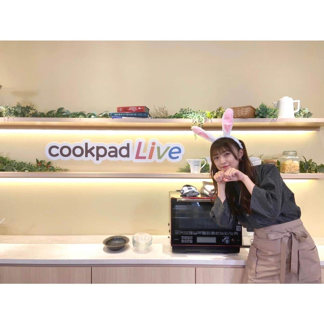 春名真依さんのインスタグラム写真 - (春名真依Instagram)「＊ cookpadLive「神虹食堂まいまい亭」 ありがとうございました！  今回は麻婆茄子キーマカレーを作りました〜！ 瑞々しい茄子と辛いキーマカレーの相性が抜群で美味しかったです🍛  24時間限定販売のレシピカードもございますのでぜひ！ 今回限定の"両手に茄子"レシピカードもございます。🍆  次回は10月！ アーカイブも合わせてお楽しみください☺️  本日もご来店誠にありがとうございました！  #cookpadLive #まいまい亭  スタッフさんが出してくれたうさぎカチューシャで🐰 ぴょんっ」8月22日 21時03分 - harunamai_official