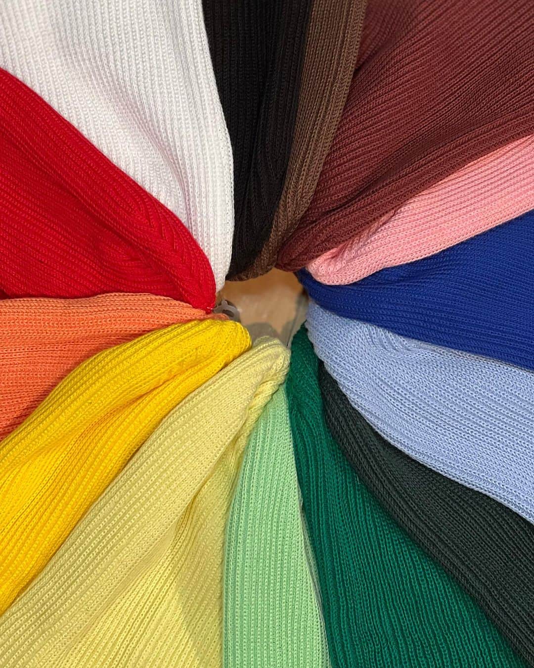 GROW AROUNDのインスタグラム：「ADVANCE  COTTON ACRYLIC BEANIE   しっかりとした編みで質感が高く、深さもあるので折り返しのアレンジが豊富です👍🔥  コットンのしっとりとした肌触りとアクリルの保温力を両立した、全てのシーズンで活躍するビーニーです🌈」