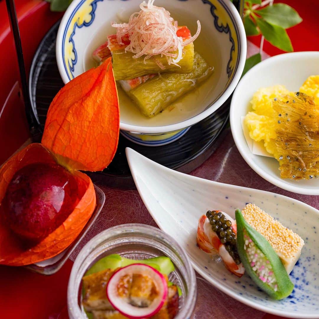 ザ・キャピトルホテル 東急 公式さんのインスタグラム写真 - (ザ・キャピトルホテル 東急 公式Instagram)「ザ・キャピトルホテル 東急の「和のもてなし」を象徴する、メインダイニング日本料理「水簾」。伝統的でありながら創意工夫を凝らした#懐石料理 を中心に、カウンターでは寿司、天麩羅、鉄板焼を季節の食材が奏でる趣とともにお楽しみいただけます。  詳しくは @thecapitolhoteltokyu のリンクをご確認ください。 __________  #ザキャピトルホテル東急 #TheCapitolHotelTokyu  #日本料理 #贅沢時間 #東京グルメ#Japanesefoods #japanesecuisine #LuxuryHotel #discovertokyo #foodielife #ThePreferredLife」8月22日 21時05分 - thecapitolhoteltokyu