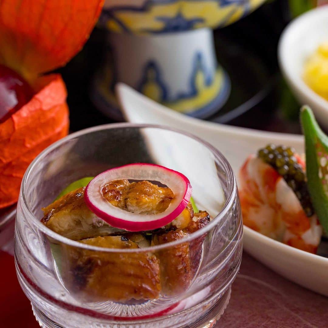 ザ・キャピトルホテル 東急 公式さんのインスタグラム写真 - (ザ・キャピトルホテル 東急 公式Instagram)「ザ・キャピトルホテル 東急の「和のもてなし」を象徴する、メインダイニング日本料理「水簾」。伝統的でありながら創意工夫を凝らした#懐石料理 を中心に、カウンターでは寿司、天麩羅、鉄板焼を季節の食材が奏でる趣とともにお楽しみいただけます。  詳しくは @thecapitolhoteltokyu のリンクをご確認ください。 __________  #ザキャピトルホテル東急 #TheCapitolHotelTokyu  #日本料理 #贅沢時間 #東京グルメ#Japanesefoods #japanesecuisine #LuxuryHotel #discovertokyo #foodielife #ThePreferredLife」8月22日 21時05分 - thecapitolhoteltokyu