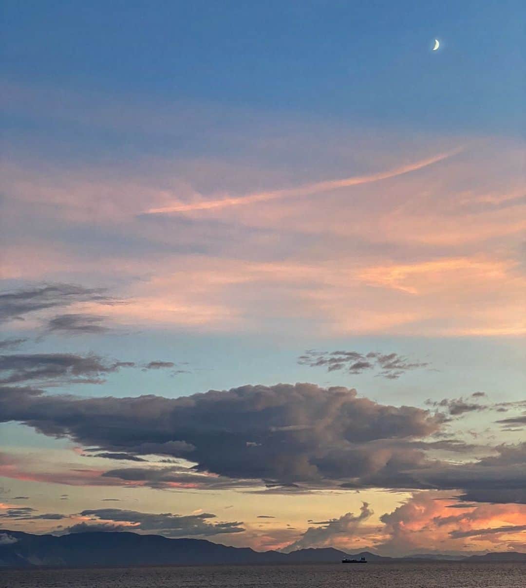 祥吉さんのインスタグラム写真 - (祥吉Instagram)「8月22日 夕暮れの三日月 いつもの場所… なんとなく落ち込んだ日も癒してくれる情景  素敵な良夜をお過ごしください  #三日月 #夕空 #夕暮れ #瀬戸内海」8月22日 21時06分 - akoshokichi