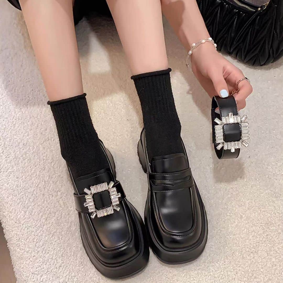 Y's Stellaのインスタグラム：「. 👀New release items 初回限定priceにて発売中‼️  このローファー、ビジューがベルトになっていて取り外し出来ちゃうんです🤍 シンプルに決めたい時はビジュー無し キラキラにしたい時はビジュー有り💍 お洋服によって2wayでお楽しみ頂けます🤍  📌予約特典 8/31までのご予約で、ソックスかカチューシャの特典付き! 商品ページから好きな方をお選びいただけます🧦✨  #ファー#ファーコート#ショートジャケット#ケープジャケット#ボアコート#ジャケット#もけもけ」