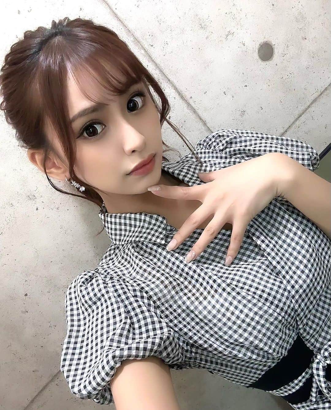 星野ティナのインスタグラム：「チェックワンピにポニテは優勝😘」