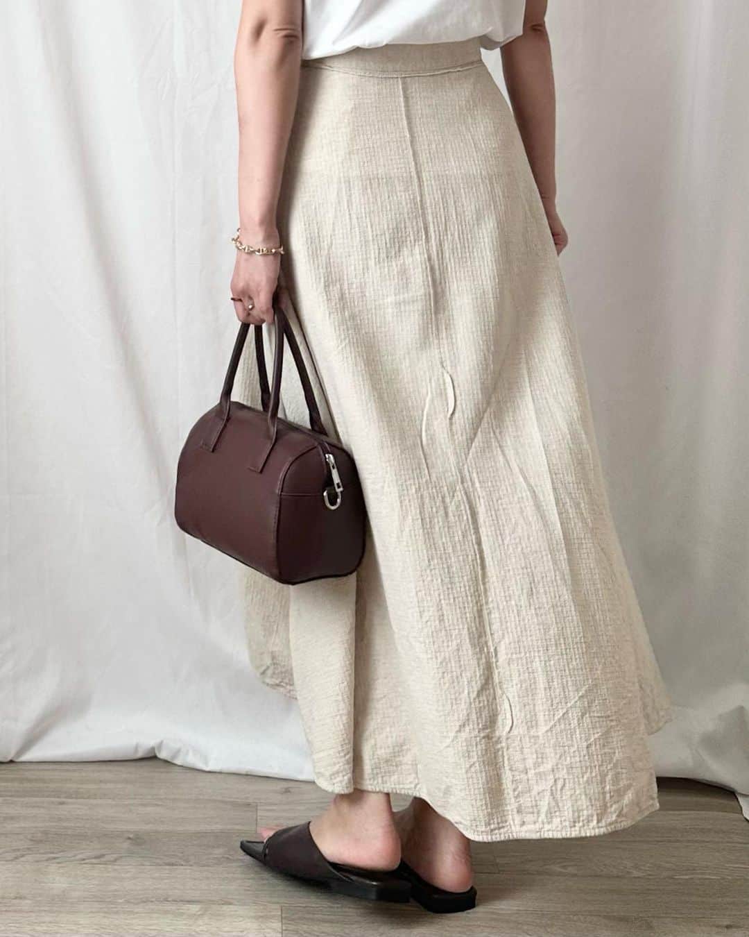 かほこ。さんのインスタグラム写真 - (かほこ。Instagram)「ㅤㅤㅤㅤㅤㅤㅤㅤㅤㅤㅤㅤㅤ ㅤㅤㅤㅤㅤㅤㅤㅤㅤㅤㅤㅤㅤ top : #apc skirt : #journalstandardrelume bag : #bonlecill sandals : #daniellaandgemma ㅤㅤㅤㅤㅤㅤㅤㅤㅤㅤㅤㅤㅤ 職場のおじさまに「涼しそうだね〜！」と言われた服笑 実際軽くて風通し良くて涼しかった🎐 全体を白でまとめて見た目にも涼しく🥰 ㅤㅤㅤㅤㅤㅤㅤㅤㅤㅤㅤㅤㅤ このあぺせのブラウンロゴT着る時いつもブラウンの小物合わせたくなっちゃう ㅤㅤㅤㅤㅤㅤㅤㅤㅤㅤㅤㅤㅤ #kaho_fashion」8月22日 21時17分 - xxokohakxx