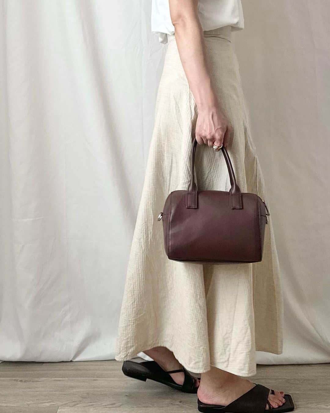 かほこ。さんのインスタグラム写真 - (かほこ。Instagram)「ㅤㅤㅤㅤㅤㅤㅤㅤㅤㅤㅤㅤㅤ ㅤㅤㅤㅤㅤㅤㅤㅤㅤㅤㅤㅤㅤ top : #apc skirt : #journalstandardrelume bag : #bonlecill sandals : #daniellaandgemma ㅤㅤㅤㅤㅤㅤㅤㅤㅤㅤㅤㅤㅤ 職場のおじさまに「涼しそうだね〜！」と言われた服笑 実際軽くて風通し良くて涼しかった🎐 全体を白でまとめて見た目にも涼しく🥰 ㅤㅤㅤㅤㅤㅤㅤㅤㅤㅤㅤㅤㅤ このあぺせのブラウンロゴT着る時いつもブラウンの小物合わせたくなっちゃう ㅤㅤㅤㅤㅤㅤㅤㅤㅤㅤㅤㅤㅤ #kaho_fashion」8月22日 21時17分 - xxokohakxx