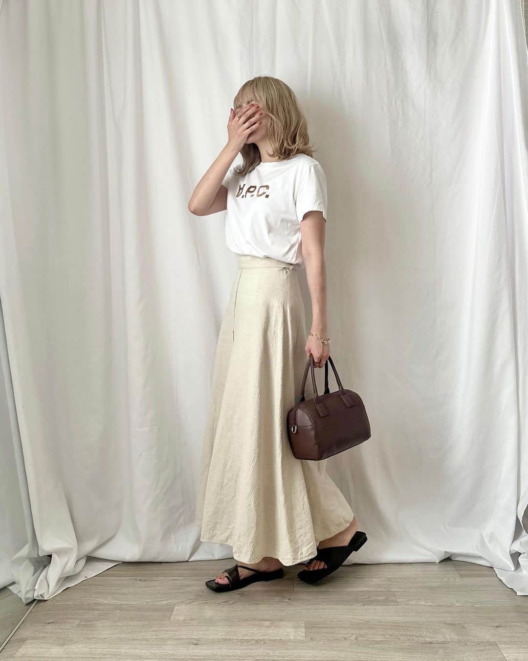 かほこ。のインスタグラム：「ㅤㅤㅤㅤㅤㅤㅤㅤㅤㅤㅤㅤㅤ ㅤㅤㅤㅤㅤㅤㅤㅤㅤㅤㅤㅤㅤ top : #apc skirt : #journalstandardrelume bag : #bonlecill sandals : #daniellaandgemma ㅤㅤㅤㅤㅤㅤㅤㅤㅤㅤㅤㅤㅤ 職場のおじさまに「涼しそうだね〜！」と言われた服笑 実際軽くて風通し良くて涼しかった🎐 全体を白でまとめて見た目にも涼しく🥰 ㅤㅤㅤㅤㅤㅤㅤㅤㅤㅤㅤㅤㅤ このあぺせのブラウンロゴT着る時いつもブラウンの小物合わせたくなっちゃう ㅤㅤㅤㅤㅤㅤㅤㅤㅤㅤㅤㅤㅤ #kaho_fashion」