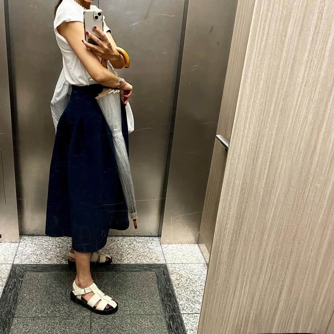 momokoのインスタグラム：「ハイブランドのアイテム、もちろん憧れるし大好きだけれど、全部は買えないから、似たアイテムで気分だけ楽しませてもらう、というのもアリだと思っています😉 1枚目のサンダルはよく「それ、ザ○ウかと思ってた！」って言われる😅数年前のセレクトショップのもの。 2枚目のチェーンネックレスは○○ティエ気分で気軽に楽しんでいる数年前のフィリップオーディベールのもの。つけてみて、やっぱりめちゃくちゃ使えたら本家を買おう！っていうのでもいいしね😉」