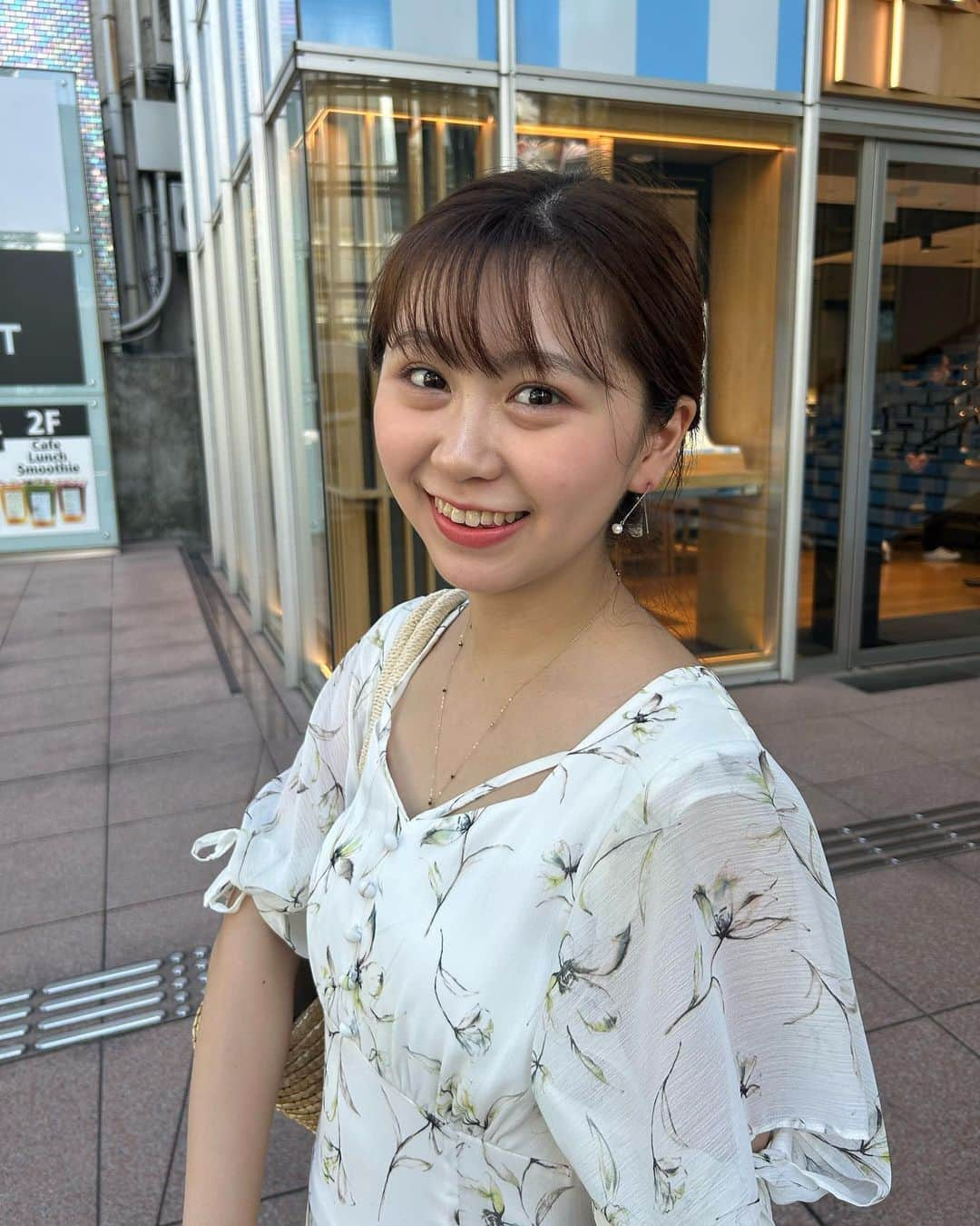 須田理夏子さんのインスタグラム写真 - (須田理夏子Instagram)「・ ・ ・ 友達といる時のわたし📸   #White  #ホワイトコーデ  #ワンピース  #かごバッグ  #プリクラ  #ファッションコーデ  #fashion  #mystrade  #マイストラーダ  #くしゃ顔  #他撮り #服装  #ファッション  #me #photo #photography #followｍe」8月22日 21時09分 - sudarikako