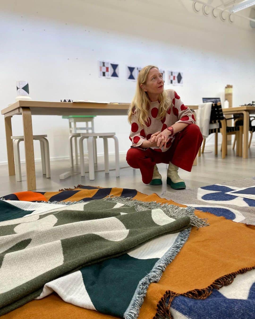 マリメッコのインスタグラム：「The making of the Marimekko Artist Series collaboration with @sabinefinkenauer. Enjoy a few behind-the-scenes snippets from April 2022 while Sabine Finkenauer and our design team worked on the capsule collection together at our HQ in Helsinki, Finland.  Get inspired by the new edition of the Marimekko Artist Series by tapping the link in bio. #marimekko」