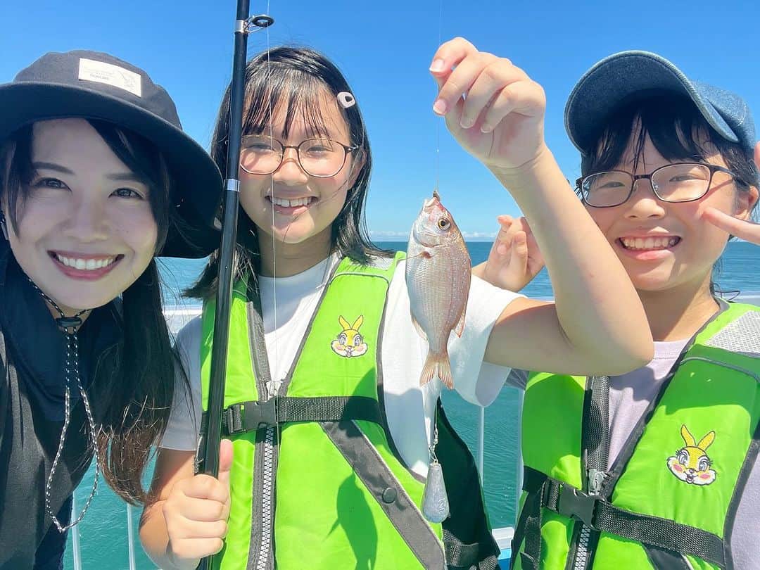 そらなさゆりさんのインスタグラム写真 - (そらなさゆりInstagram)「⁡ ⁡ ⁡ ⁡ 親子釣りイベントのゲストにお呼ばれして福島県に行ってきました😊 ⁡ ⁡ 釣りをするのはほぼ初めてという親子3組でサビキ釣りや銅付き仕掛け、投げ釣りに挑戦！ ⁡ ⁡ 常にクサフグ君が登場してくれて、イベントを盛り上げてくれました!?笑 やるねぇ！クサフグ君！！ ⁡ ⁡ 釣り経験者からすると、ついつい 『クサフグかーい！』 となりがちなお魚ですが、釣れればなんでも楽しいという大切な気持ちを思い出させてくれるお魚でもあります✨見た目も可愛いしね♡ ⁡ ⁡ 他のお客さんが釣った良型カンパチやタコを見せてもらって大興奮の子どもたち！ その姿をみて私も癒しをもらいました♡ この世に生を享けてくれてありがとうレベル。 ⁡ ⁡ マダイやシマアジも釣れて楽しかったねー！😆 ⁡ ⁡ 釣りの後は、福島のお魚に親しんでもらおうと言うことで、福島県産のヒラメ捌き&料理に挑戦！ ⁡ ⁡ 老舗和食処『かに船』の石井勝さんに教えて頂きながら、みんな上手にさばきました👏 ヒラメも自分たちで釣ったお魚も美味しかったね♡ ⁡ ⁡ 『また釣りしたい！』って言ってもらえて嬉しかったなぁ🥰 楽しい時間をありがとうございました✨ ⁡ ⁡ ⁡ @新地町海釣り公園(福島県相馬郡) 8/31まで「わくわくドキドキ！大物を狙え！ふくしま夏休み海釣り大会」を開催中！ 福島県産の豪華食材が当たるのでぜひ遊びに行って参加してみてくださいね🥰 ⁡ ⁡ ⁡ #ふくしま夏休み海釣り大会 #釣り #fishing #福島 #相馬 #新地町海釣り公園 #フグ #クサフグ #マダイ #カンパチ #復興庁 #産経新聞社 #つり人社」8月22日 21時09分 - sayuri_solana
