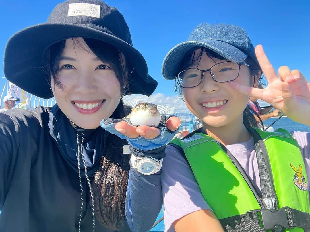 そらなさゆりのインスタグラム：「⁡ ⁡ ⁡ ⁡ 親子釣りイベントのゲストにお呼ばれして福島県に行ってきました😊 ⁡ ⁡ 釣りをするのはほぼ初めてという親子3組でサビキ釣りや銅付き仕掛け、投げ釣りに挑戦！ ⁡ ⁡ 常にクサフグ君が登場してくれて、イベントを盛り上げてくれました!?笑 やるねぇ！クサフグ君！！ ⁡ ⁡ 釣り経験者からすると、ついつい 『クサフグかーい！』 となりがちなお魚ですが、釣れればなんでも楽しいという大切な気持ちを思い出させてくれるお魚でもあります✨見た目も可愛いしね♡ ⁡ ⁡ 他のお客さんが釣った良型カンパチやタコを見せてもらって大興奮の子どもたち！ その姿をみて私も癒しをもらいました♡ この世に生を享けてくれてありがとうレベル。 ⁡ ⁡ マダイやシマアジも釣れて楽しかったねー！😆 ⁡ ⁡ 釣りの後は、福島のお魚に親しんでもらおうと言うことで、福島県産のヒラメ捌き&料理に挑戦！ ⁡ ⁡ 老舗和食処『かに船』の石井勝さんに教えて頂きながら、みんな上手にさばきました👏 ヒラメも自分たちで釣ったお魚も美味しかったね♡ ⁡ ⁡ 『また釣りしたい！』って言ってもらえて嬉しかったなぁ🥰 楽しい時間をありがとうございました✨ ⁡ ⁡ ⁡ @新地町海釣り公園(福島県相馬郡) 8/31まで「わくわくドキドキ！大物を狙え！ふくしま夏休み海釣り大会」を開催中！ 福島県産の豪華食材が当たるのでぜひ遊びに行って参加してみてくださいね🥰 ⁡ ⁡ ⁡ #ふくしま夏休み海釣り大会 #釣り #fishing #福島 #相馬 #新地町海釣り公園 #フグ #クサフグ #マダイ #カンパチ #復興庁 #産経新聞社 #つり人社」