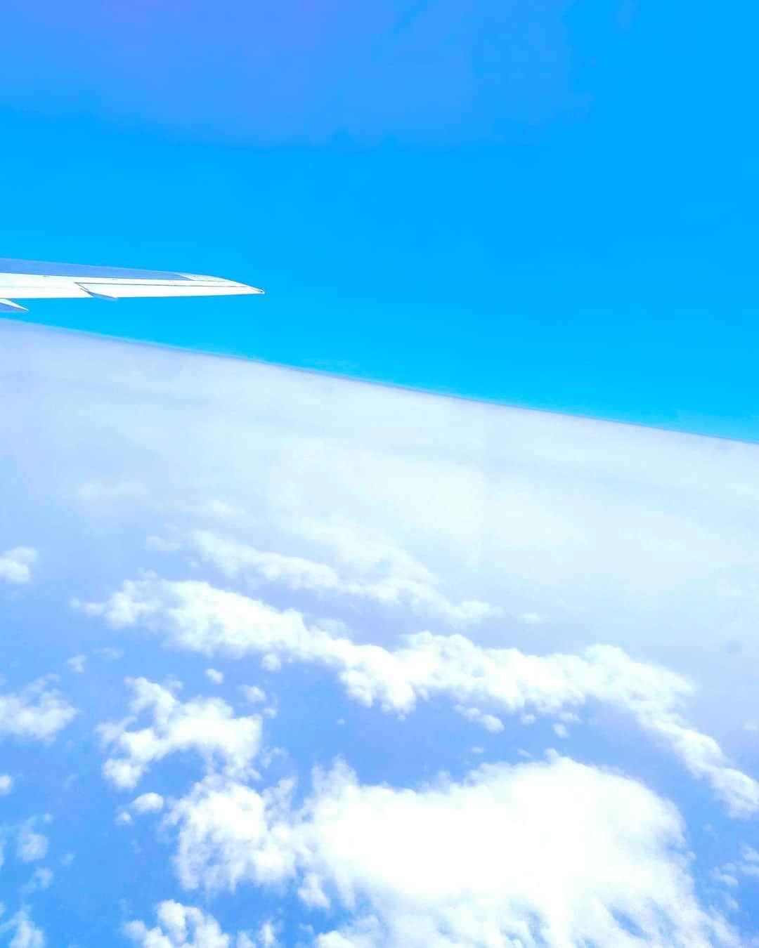 ボールドウィン零のインスタグラム：「雲の上からの景色綺麗だった☁️✈︎  #飛行機 #窓の外の景色 #雲の上 #空 #雲 #わたあめ」
