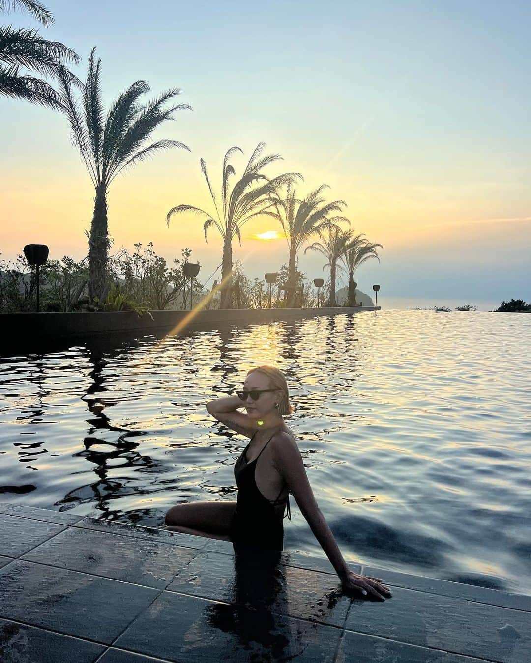 のインスタグラム：「🌙 夜の雰囲気も好き🖤  BLACK POOLはkidsはNGなんだけど、 インフィニティプールで開放感あり🤍  夕日や月が見えて素敵だった💫 @botanicalpoolclub   #botanicalpoolclub  #bpc  #インフィニティプール  #ボタニカルプールクラブ」