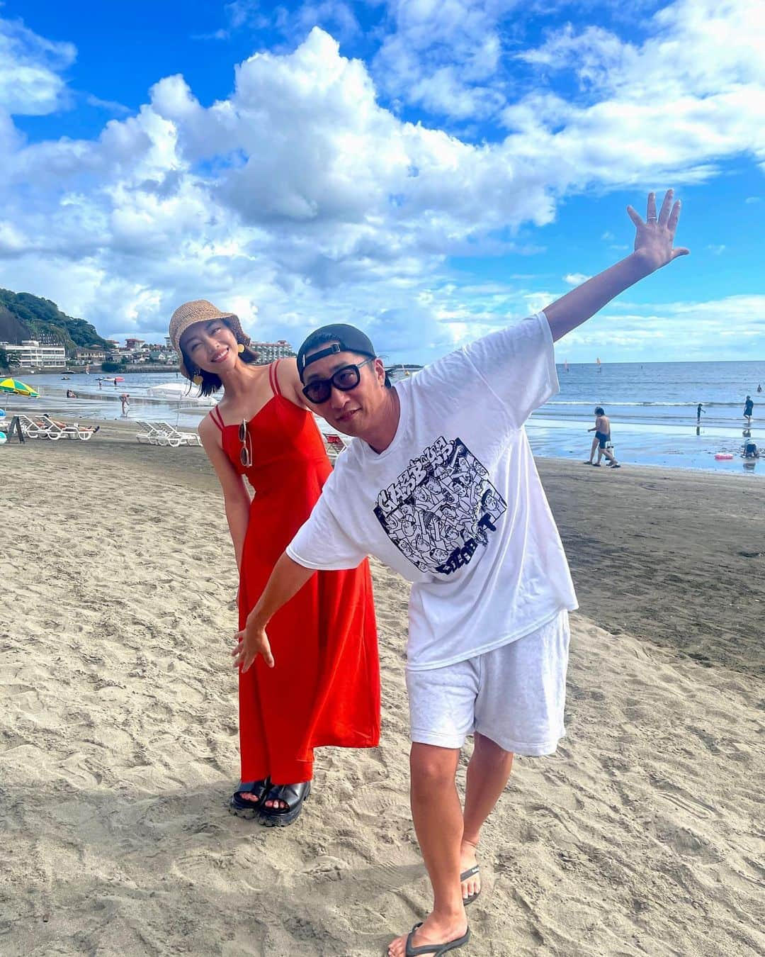 石川あんなさんのインスタグラム写真 - (石川あんなInstagram)「海ぃぃぃ🏖🌊  遅いですが今年初海！ 満喫しました☺️ 一回スコールみたいに降ったけどすぐ晴れた☀️いぇい  夏はまだ、これからだ、、！ #海 #材木座 #夫婦 #ゆってぃ #嫁ってぃ」8月22日 21時25分 - anna_iskw