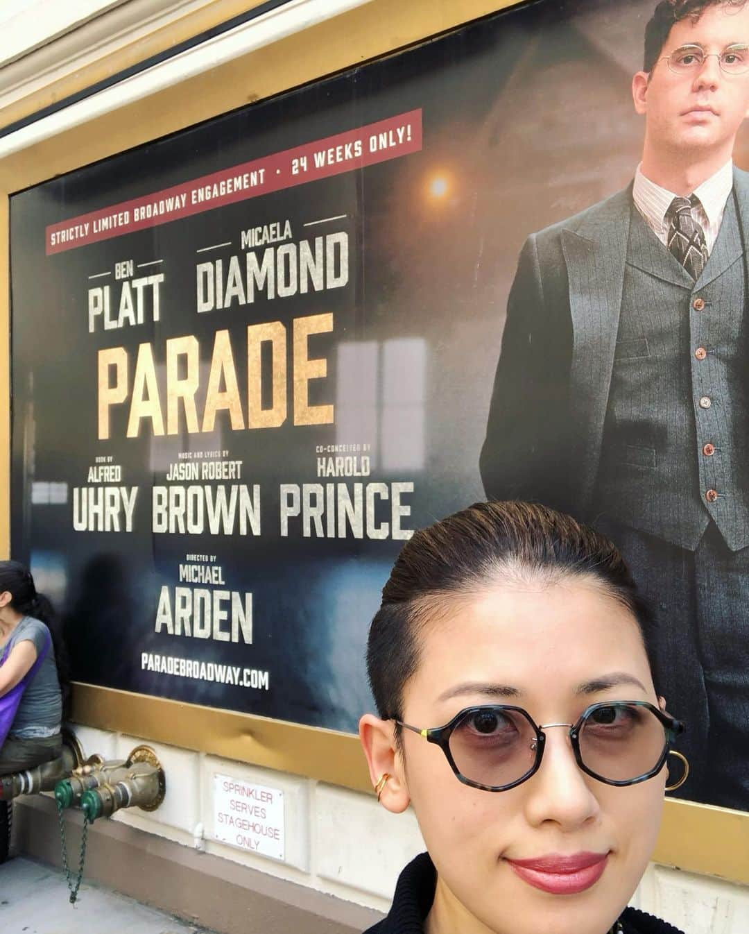 岡田育のインスタグラム：「🎶 Farewell, my PARADE, I miss you already…🎶  . Finally, I quit counting how many times saw the same show.  08/06/2023 PARADE #paradebway #paradebroadway  @paradebway  #thisisnotoveryet  #jasonrobertbrown #alfreduhry #michaelarden  . まだ観たんかい！とツッコミ必至ですが、前楽を見届けてきました。最後の最後にやっと一階席。さすがに大詰めとあって体感ジューイッシュ率9割超の場内、キッパ被った隣客と幕間も終演後も熱く語らってしまった。また観たいね。リバイバル大成功おめでとうございます。やっぱり『 #パレード 』が一番好きなミュージカルだ。」