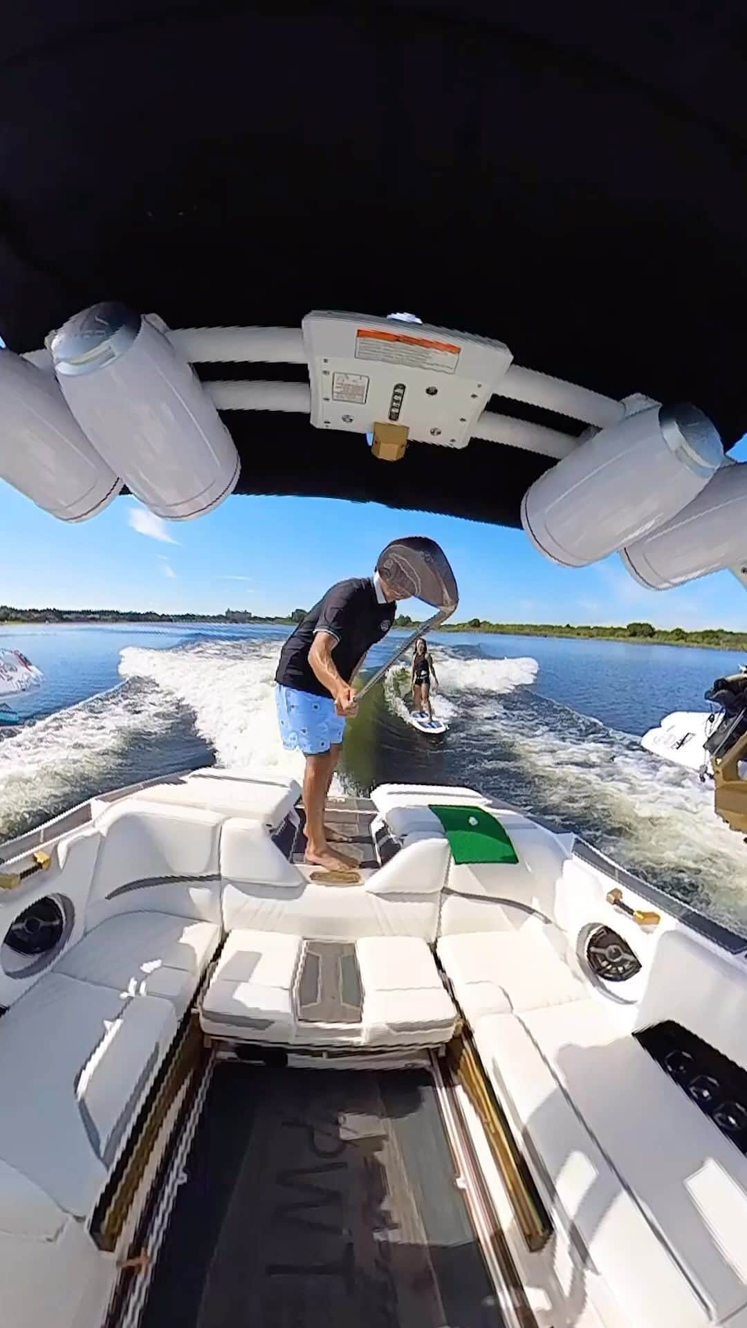 手塚翔太のインスタグラム：「Can’t believe we got this marshmallow trick catch in 2tries😳🤘🏻 Big thanks to @cmdgolfco for making best custom wedges👻🌊 Also @steellafferty what’s next shot bra?😂  #mashmellowchallenge #trickshot」