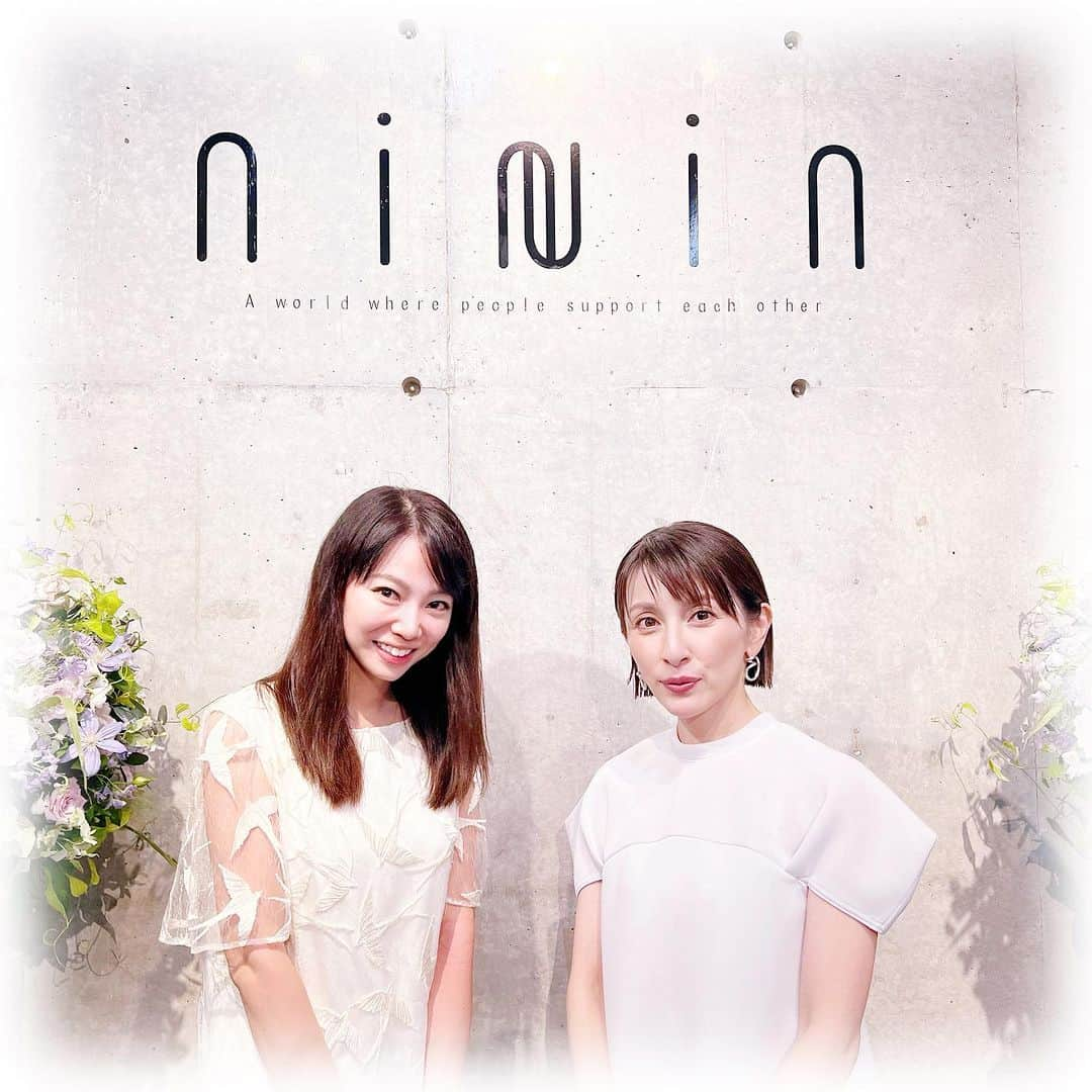 柴本愛沙のインスタグラム：「❤︎ 奥菜恵さんプロデュースの化粧品 「ni-Nin（ニーニン）」の発表会にご招待いただきました。 再生医療などにも着目したドクターズコスメです。  奥菜恵さんご本人から、開発に込める思いなど たくさんお話をお伺いしたのですが、 年齢を重ねていく今だからこそ得られる楽しさや ありのままの自分に自信と喜びを感じられるような そんな化粧品を目指してニーニンが誕生したとのこと。  朝用と夜用の2種類の美容液で使い切りアンプル。 防腐剤の量を極限まで減らし、 使う直前まで空気に触れさせない処方になっています。  奥菜さんが極度のアレルギー体質であることから 敏感肌の方でも安心して使える美容液にしたそうです。 オールインワンでも十分使えるけど、 ほかにクリームなど使いたい場合は 導入美容液として使うのが1番効果的とのこと。 ９月１日より販売スタートです♪  #ニーニン #niNin #美容液 #ニーニン #ヒトカン細胞培養液 #ヒトカン美容液 #エクソソーム #エクソソームコスメ #再生医療 #奥菜恵 #新作コスメ #ナイトエッセンス #モーニングエッセンス #アラフォー美容 #新作美容液 #新商品発表会 #新製品発表会 #スキンケア紹介 #コスメコンシェルジュ #コスメコンシェルジュアンバサダー #お天気美容家」