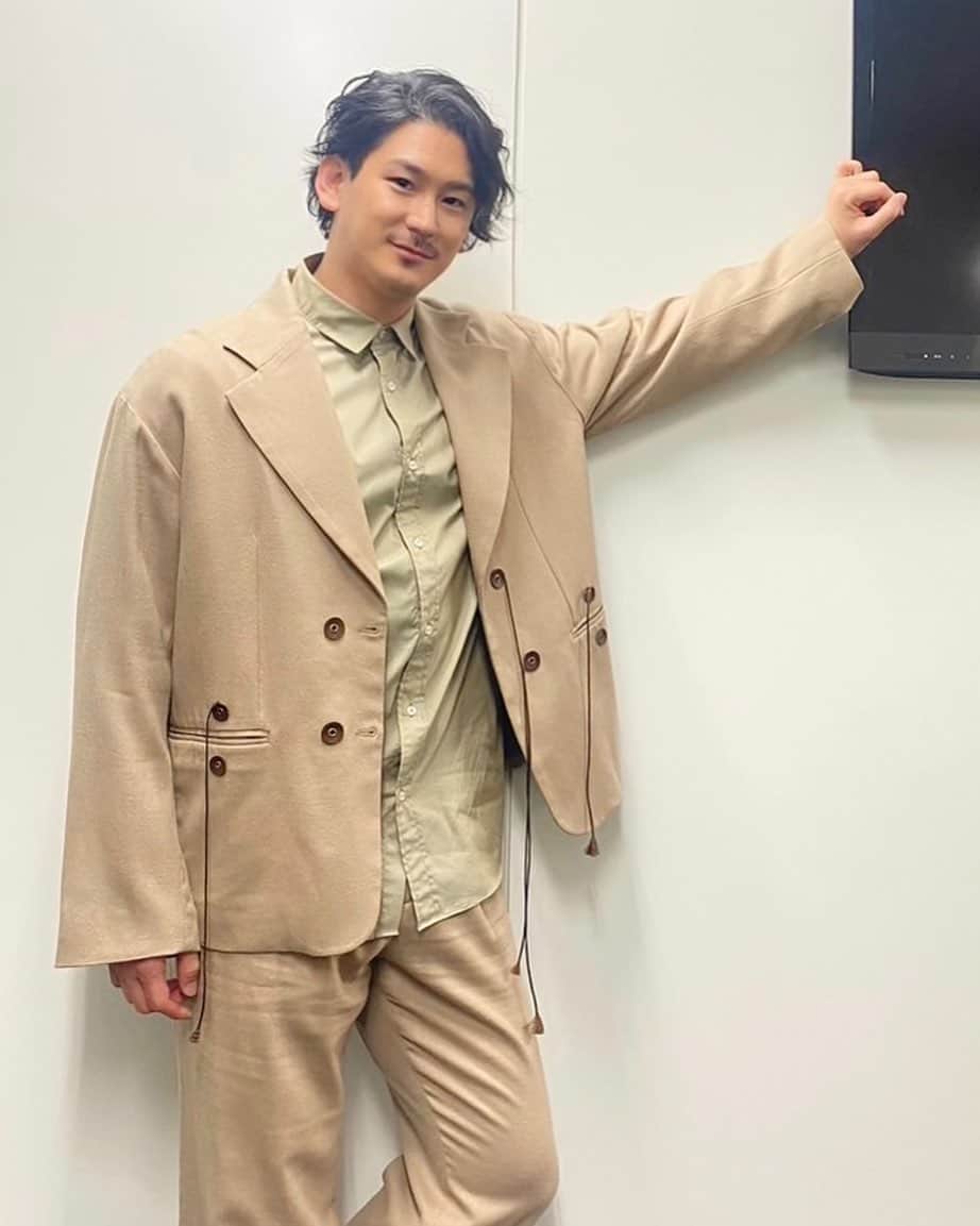 小野田龍之介のインスタグラム：「.  とある収録の衣装✨  #スタイリスト は、、、  安定の @shingo_tsuno チーム❤️‍🔥  #セットアップ  @meagratia」