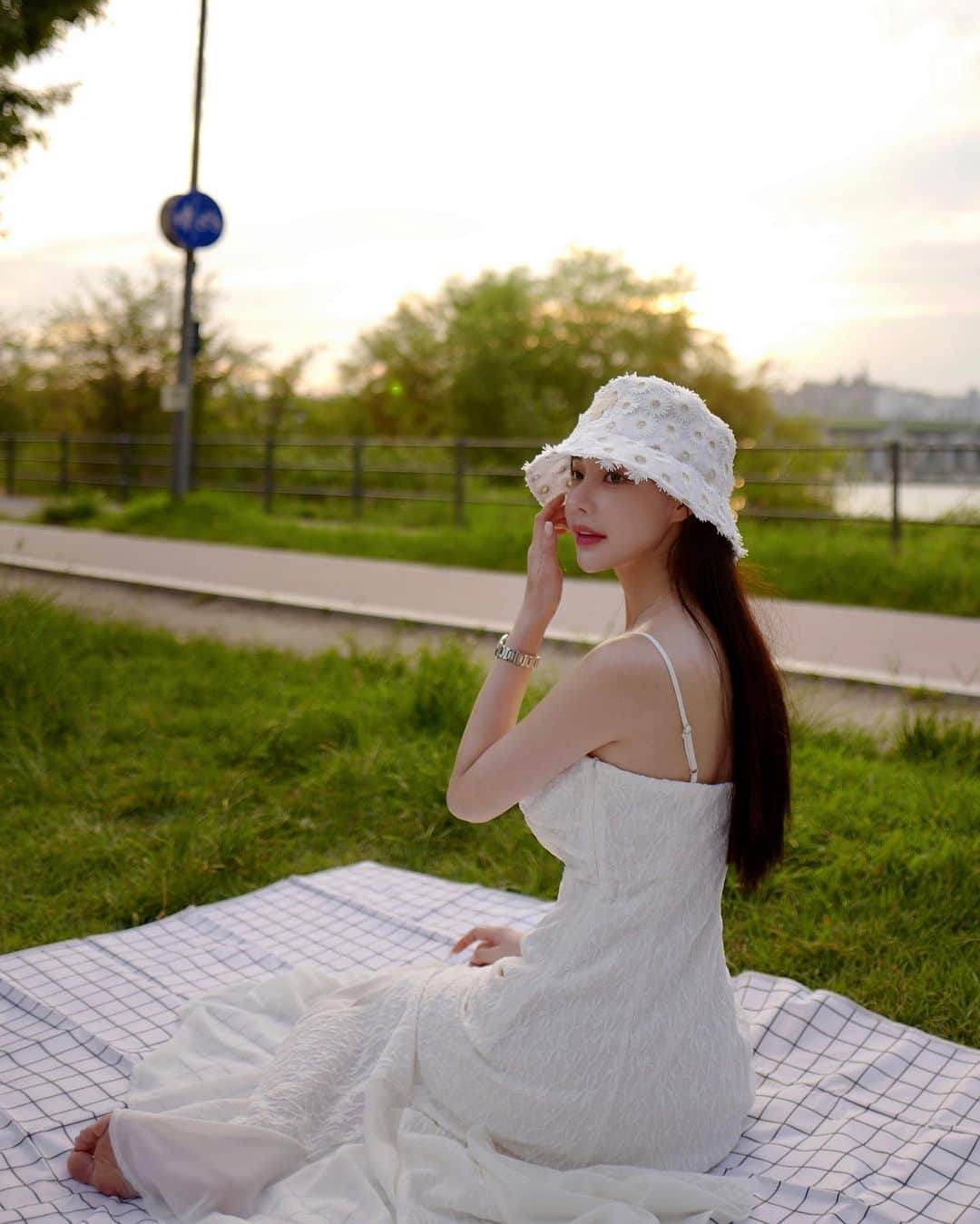 Hyemiのインスタグラム：「내 갬성사진오떤데 아이폰으로만 찍다가 디카로 오랜만에 찍어봄☺️  #한강 #피크닉」
