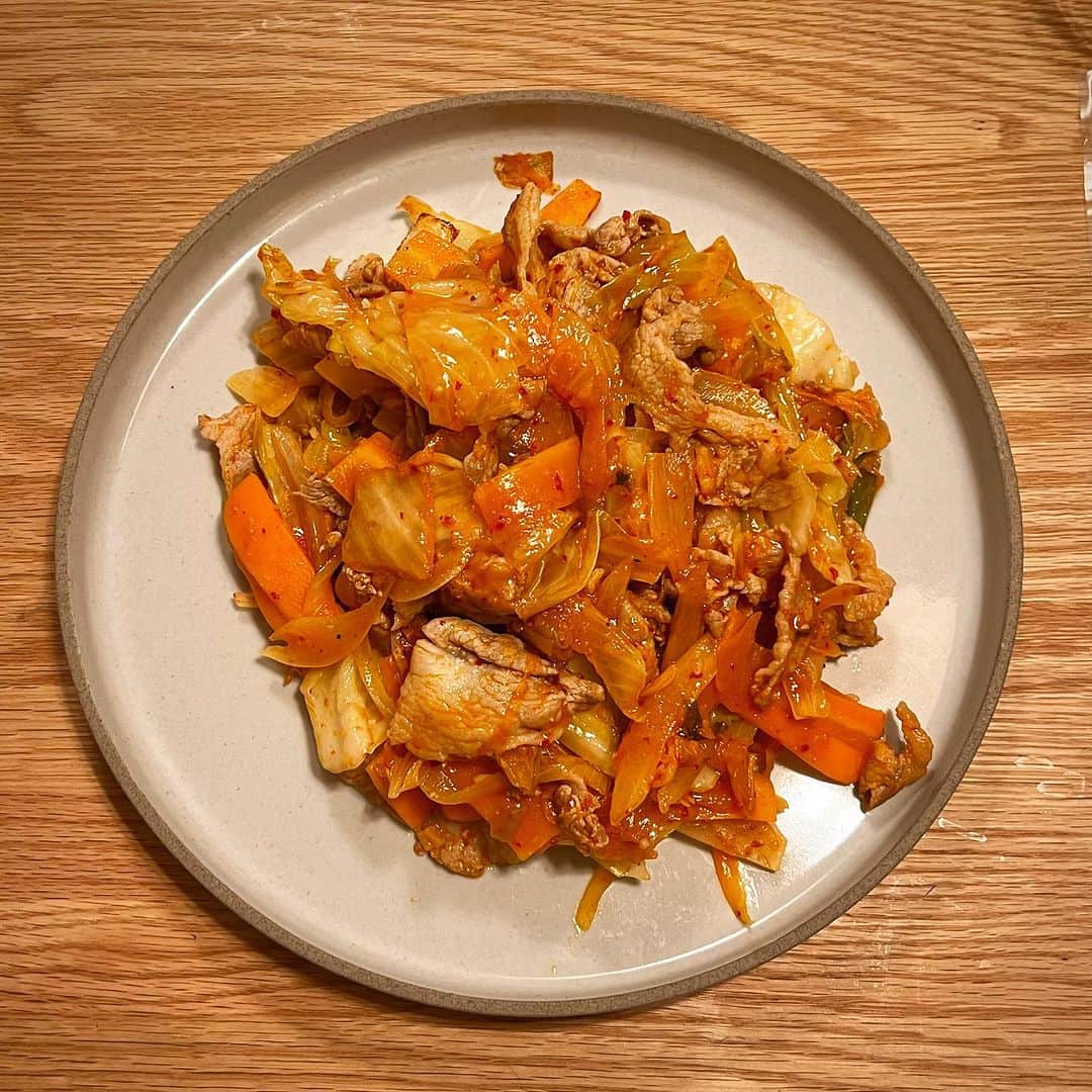 竹井亮介のインスタグラム：「2023年8月22日。 豚キムチ。 #とっつぁん料理」
