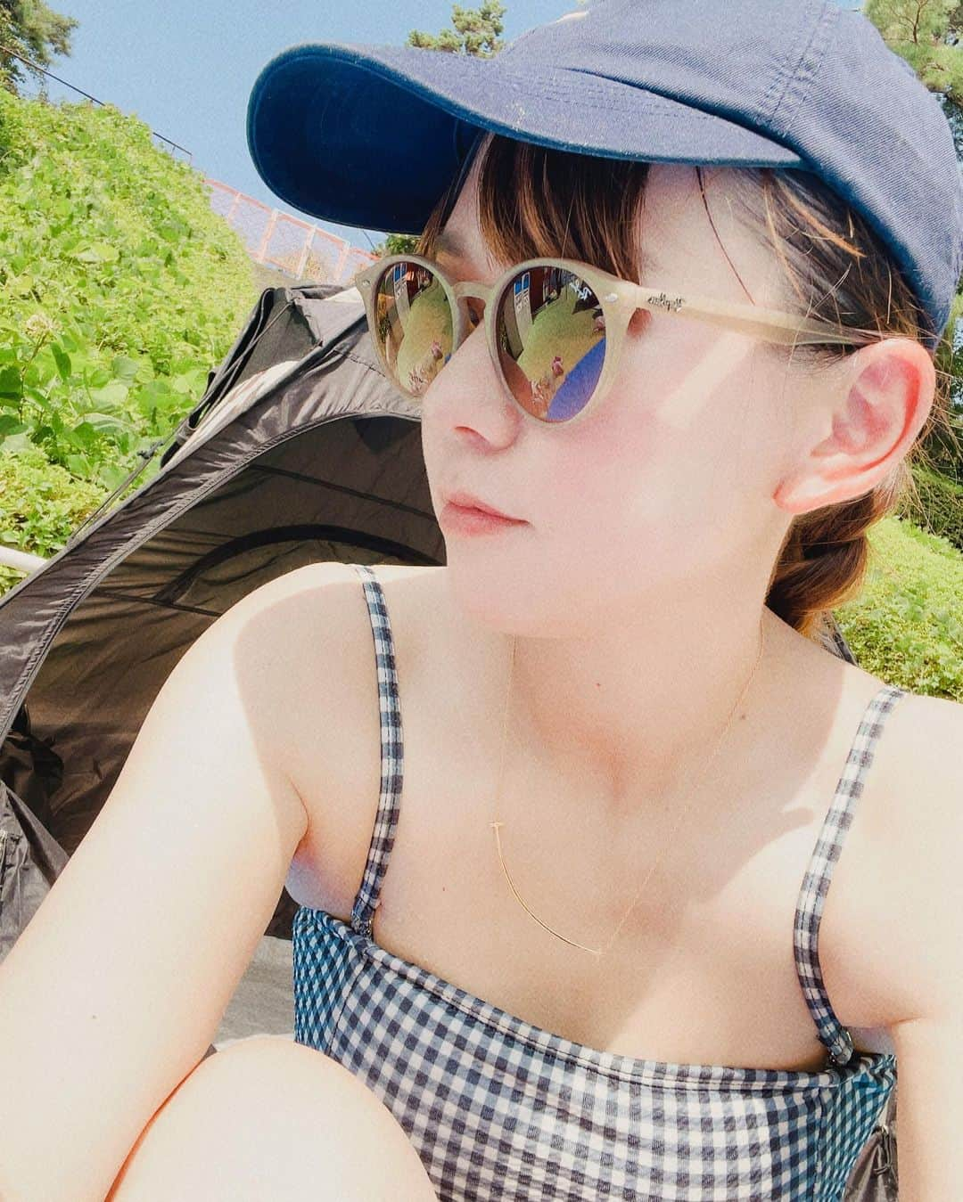 虎南有香のインスタグラム：「夏の思い出♥️  四年ぶりくらい？に夏プール行ったよー🌺☀️ 暑い時ってプールに入ると気持ちいいんだね😂‼️ と今更。w  一応私も子供達も水着の上から ラッシュガード着て泳いだので、 日焼けは最小限に済んだかなー🤔 足は🦵焼きたくてさらけ出してたので少しこんがりしました。笑  私が小さい頃は UVってなんすか？って感じで、  通ってた幼稚園とかでも 日焼け大会があって🤣 夏休み中どれだけ日焼けしたかを競うんだけど、毎回上位に食い込む子でした🤣‼️  私はとにかく日焼けしやすい😅 やっぱりシミとか出来るし 気を付けたいね。 (のに足焼いてる矛盾w)  さて、プールでは 浮き輪でプカプカ浮いてるだけのつもりだったけど、 帰宅後の疲労感凄かった😨w  でもみんな大満足で帰宅しました😊♥️」