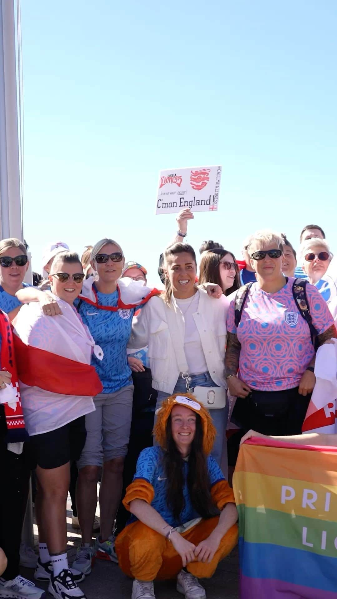 ファラ・ウィリアムズのインスタグラム：「24 hours on World Cup Final Day supporting the @Lionesses!  I arrived to Manly Beach on Final Day to see so many England fans. I got back on the ferry so proud to see what this team has managed to achieve. We are on the other side of the world, England fans had travelled, all genders, all ages, fans spending their life savings to follow England Women’s team… there were even Chants for all players! I think back to my era and this would never happened. Women’s football is being respected globally by Everyone.   Back to Back Finals, Sold Out Stadiums. Over 12 million people watching on @bbcsport !   Special thanks to @fifa & @bbcsport for allowing me to witness this!!   #FIFAWWC #LIONESSES #VLOG」