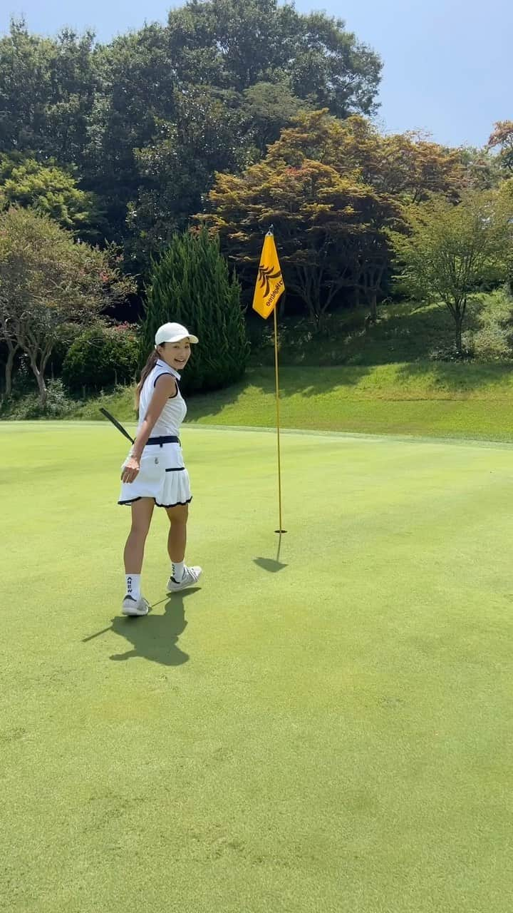 板倉由姫乃のインスタグラム：「バーディーパット⛳️ 強めにイン👊✨ . . . #バーディーパット #ナイスバーディー #ゴルフ #ゴルファー #ママゴルファー #ママゴルフ #ゴルフ場 #ゴルフ動画 #ハーディー #パッティング動画 #ごるふ #ゴルフスイング #youtube #ゴルフYouTube #チェケラーゴルフ」