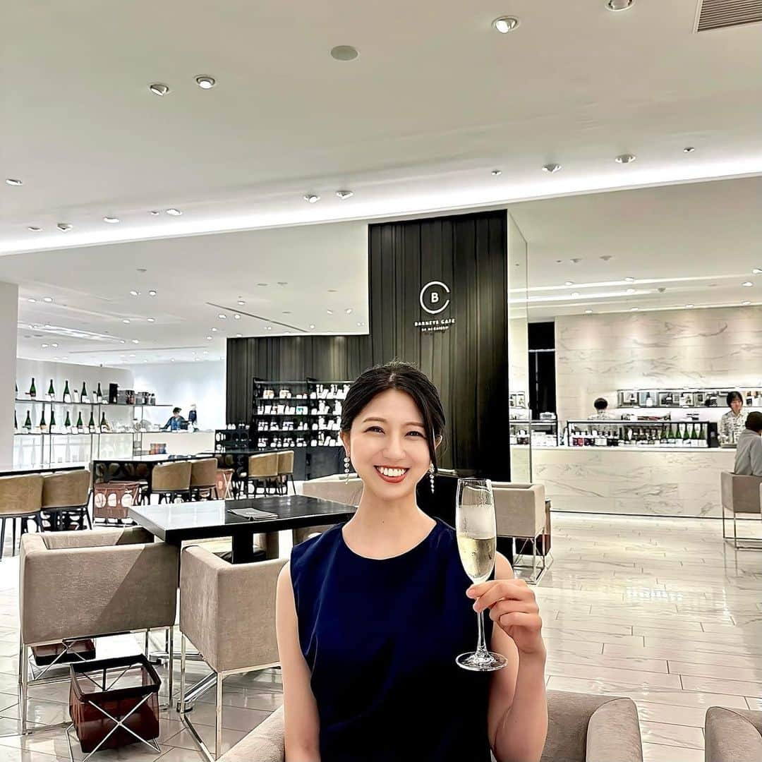 太田英里のインスタグラム：「銀座で見つけた お洒落カフェにて🥂‎♡ お友達が私にネイルチップを 作ってくれるということで 爪のサイズを測ってもらいました💅🏻 仕事柄ネイルができないので嬉しすぎる🥹✨ ネイルチップが完成したらまた載せます💅♡ 優しいお友達に感謝🥲♡  今日はこれから撮影です、楽しみ！ 行ってきます🫡♡  #barneysnewyork #barneysjapan #barneyscafe #cafe #champagne #バーニーズ #バーニーズカフェバイミカフェート #東京 #銀座 #カフェ #お洒落カフェ #コーデ #ドレスコーデ #ヘアアレンジ #前髪なしボブ #ネイル #ネイルチップ」