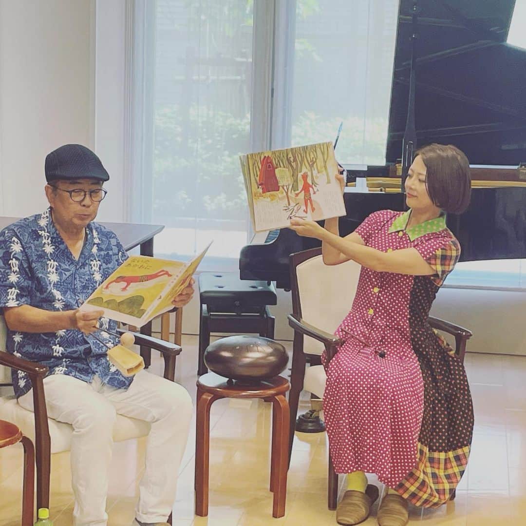 大和田美帆のインスタグラム：「. 本日お誕生日を迎えて 40歳になることができました。  私に関わってくれているすべての人に有り難うです。  30代でまさか私があれもこれも経験するなんて 思ってもいませんでした。 出逢いも別れも喜びも全て私の経験となり、 今の私がいます。  父と2人で #BAKUMIHO のユニットを組むなんてことも 想像もしていませんでした。  呼んでいただいて 早速、 2人で介護施設に朗読と歌を歌いに行ってきましたよ。 子ども食堂とのコラボで小さなお子様たちもいて、 和やかな雰囲気でした。 とてもいい３０代の締めくくりだと思い感謝しました。  一度きりの人生。 やりたい！と思う心に正直に、 どんなことも、まずやってみよう。 そう思い始めた３０代後半。 　 少しずつ、でも欲張りつつ やりたいことに触れる毎日を過ごすことができています。  2人でお芝居を続けながら、 並行して、自分たちができる歌や朗読を、 求めてくださる方がいる限り続けていきたいと思います。  大きい舞台も小さな施設も私にとって、目の前に誰かがいて、私の表現を聞いて見ていてくださることに違いはない。もし喜んでもらえたり楽しんでもらえたら、それほど嬉しいことはありません。  今週２６日からは、いよいよ #ハリーポッターと呪いの子　の出演が始まります。 初めてのロングランにドキドキしながらも、 震えるほど興奮もしています。  ４０代も想像もしない未来が、まだまだ待ってると思うと、 また、それには自分から動き出すエネルギーが不可欠だと思うと、楽しみで仕方ありません。  全ては自分次第。  自分の人生、自分で選んで自分でやってみて、 ダメならまた自分で変えていく。  それの繰り返しですね。  そしてそこにはいつも支えてくれる家族や友人たち、 応援してくださってる皆様が。  みなさまに感謝する余白をしっかりと心に保ちながら、 賑やかな日々を過ごしていきたいと思います。  何よりも産んでくれ、 逞しく育ててくれた母に心からの感謝を。 あ、父にも。」