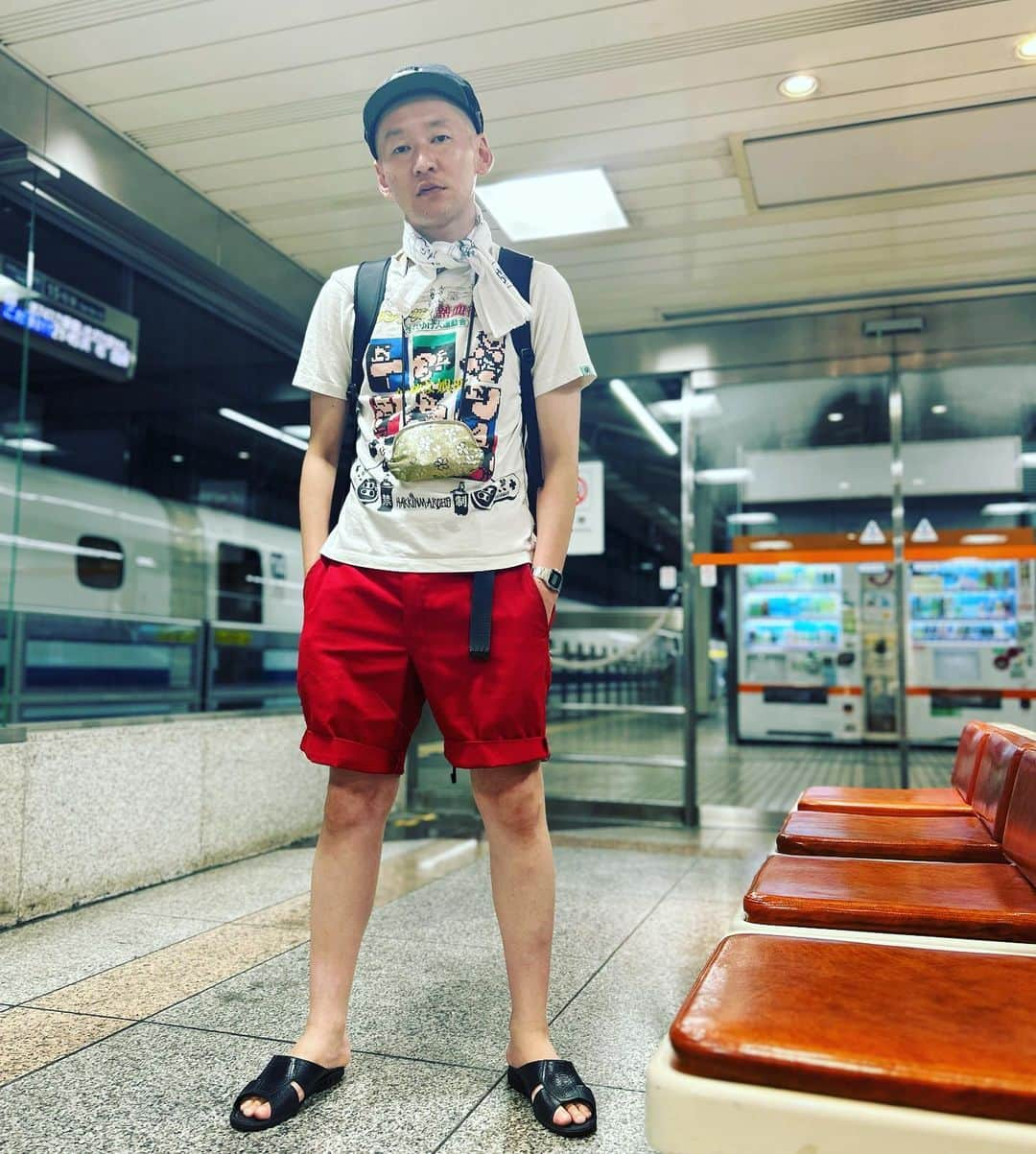 市川刺身さんのインスタグラム写真 - (市川刺身Instagram)「今日の服装。 朝5時起きで名古屋で仕事の日。  ハラノムシで購入したくにおくんのTシャツにシルクスクリーンがバシッと決まったやつ。 赤ディッキーズを自分でちょんぎったやつ。 ALDIESの黒帽子に黒の便所サンダルで金のがま口に手ぬぐいmont-bellのメッシュリュック。  涼しい格好で飛び出したら行きの新幹線エアコンで激サム震えのミス。 名古屋での仕事を終えて東京駅帰ってきた待合室に携帯置いて撮りました。 待合室ありがとう。  #今日着た服 #ファッション #古着 #名古屋 #矢場とん #美味しい #ひつまぶし #食べたかった」8月22日 21時31分 - soitsudoitsu