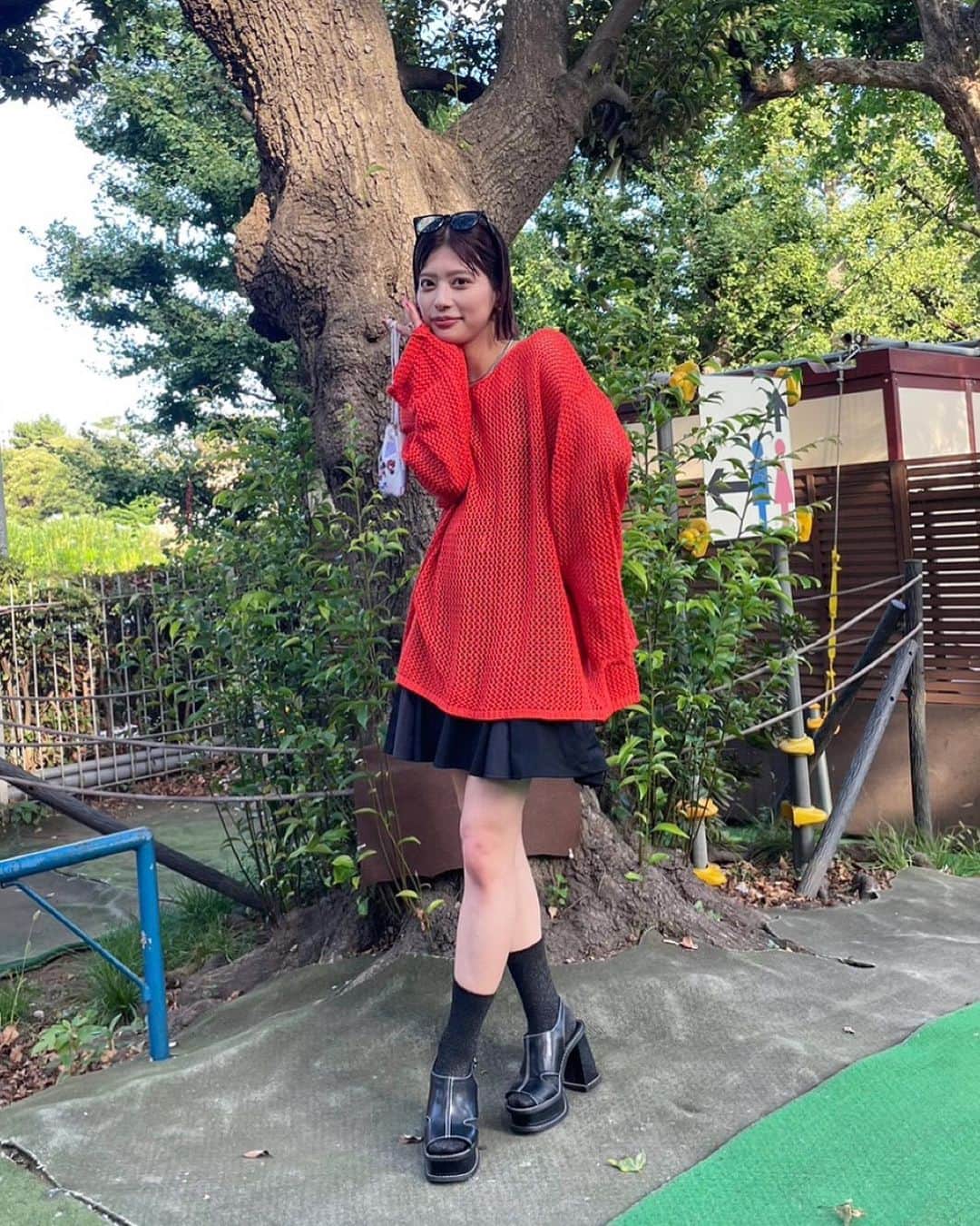 奥田紗都のインスタグラム：「.  休館日コーデ🌞 ⁡ ドレスコードは カラートップス×ショーツ×サングラスでした🕶🧡 ⁡ ⁡ ⁡ いつも一緒だけど休日みんなで集まって遊んで 本当に楽しかった〜🌻 ⁡ ⁡ ⁡ ⁡ 出張からの1日遊びまくったので 今日はずーっと寝て過ごしました、、、（笑） ⁡ ⁡ ⁡ ⁡ ⁡ 最後はおふざけショット🐒 ⁡ ⁡ ⁡ ⁡ ⁡ ⁡ #休日コーデ #休日の過ごし方 #カラートップス #メッシュトップス #サングラス女子 #サングラスコーデ #ショートパンツコーデ #ショートパンツ #夏コーデ #骨格ストレート #骨格ストレートコーデ」