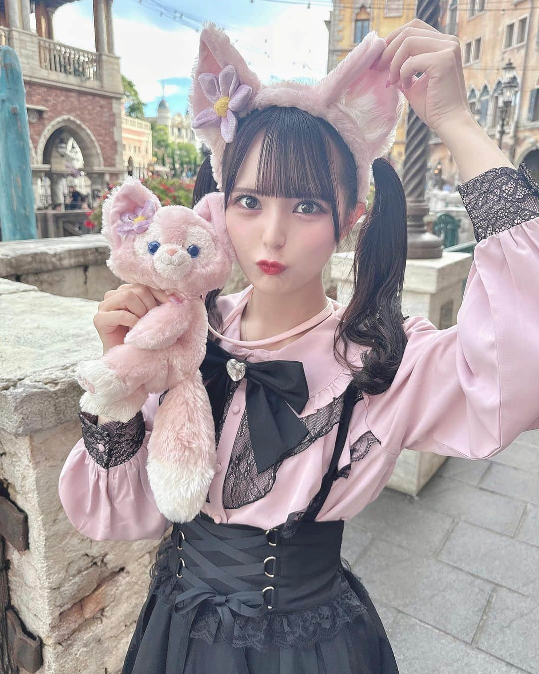 桜井ひかるのインスタグラム：「地雷×リーナベル🦊🎀  お洋服は9/6 オープン予定の @palelfy_official さん‎ ૮ • ·̫ • ა プチプラでかわいいお洋服たくさんなので 今からオープンがたのしみ💭  #palelfy#リーナベル#palelfy_pr#リーナベルコーデ #ディズニー#ディズニーシー #ディズニーコーデ #disney#ツインテール#地雷系#地雷#歌舞伎町#地雷女子#地雷コーデ#ゆあてゃ#パルエルフィー#ダッフィーフレンズ」