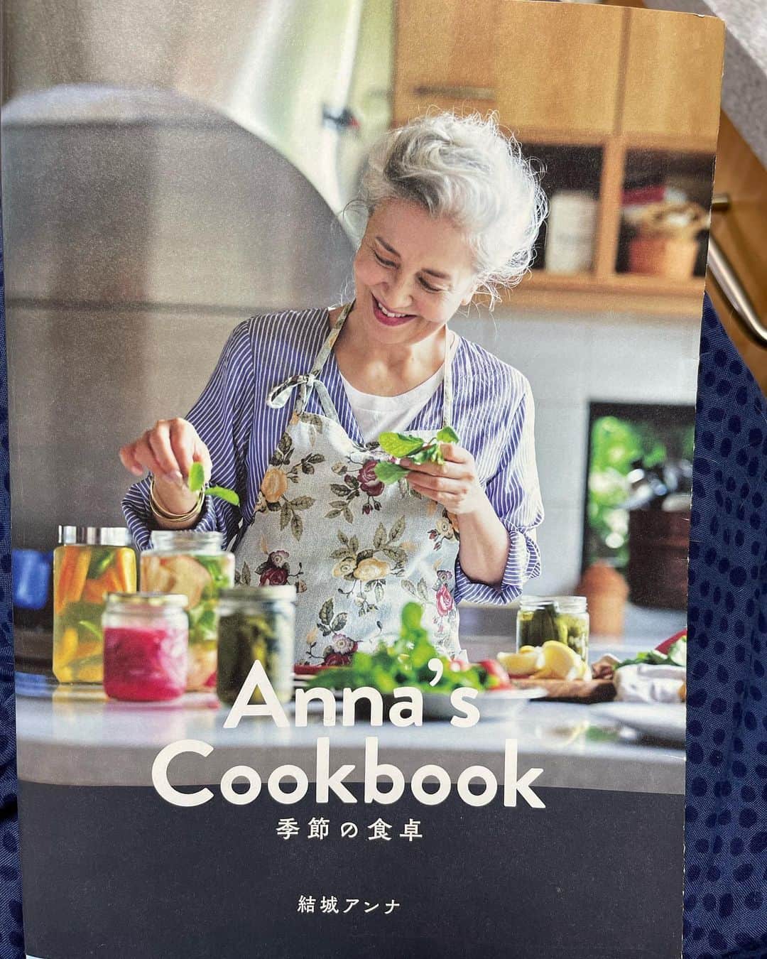 結城アンナさんのインスタグラム写真 - (結城アンナInstagram)「🍆焼きナスをスパイシーピリからオイル+ヨーグルト🍆今回なかったザクロの代わりにドライクランベリー、ディルの代わりにミント🪴レシピは「Anna's Cookbook 季節の食卓」p.38にもあります📒主婦と生活社、2022年3月発行📒もう一つのお皿には玉ねぎ、シイタケ、ひよこ豆をオリーブオイルでソテ🧅味付けはクミン粉、コリアンダー粉、海塩、ブラックペッパー🥢 🍆Grilled eggplant w/spicy oil & yoghurt🍆Sautéed onion, shiitake mushroom & chickpeas🧅  #annascookbook_kisetsu #野菜 #野菜料理 #野菜レシピ #健康飲食 #なすレシピ #焼きナス」8月23日 8時22分 - ayukihouse