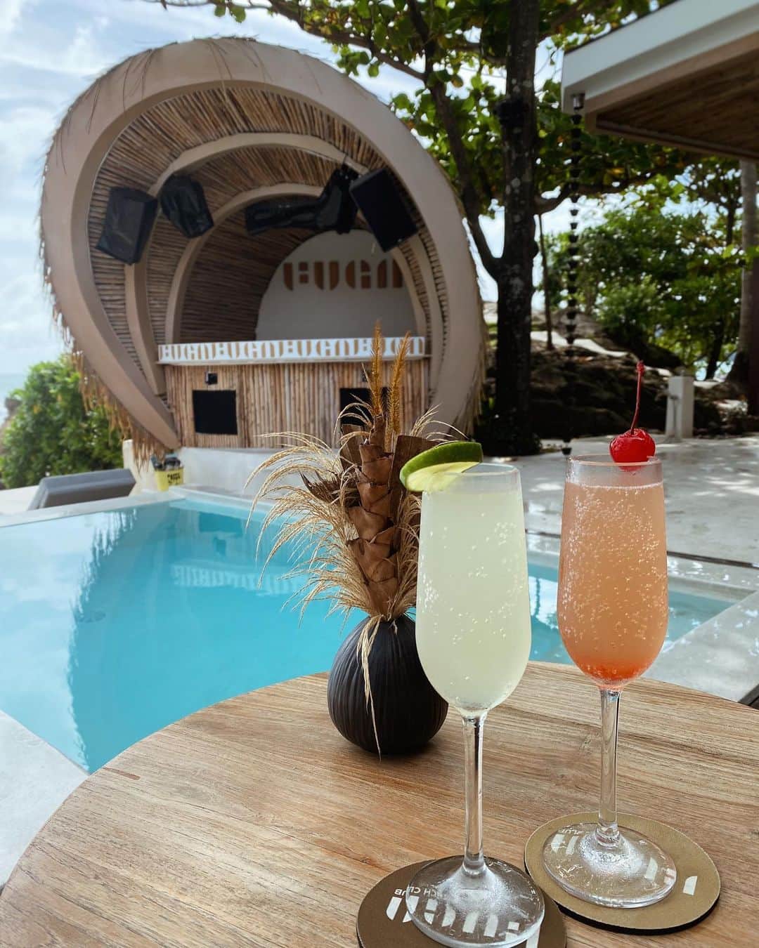 神崎裕女のインスタグラム：「🥂🩵🫧‪✨  #タイ #タイ旅行 #旅行 #海外旅行 #プーケット #夏休み #リゾート #ビーチ #プール #女子旅 #タビジョ #休日 #thailand #thai #phuket #trip #travel #beach」