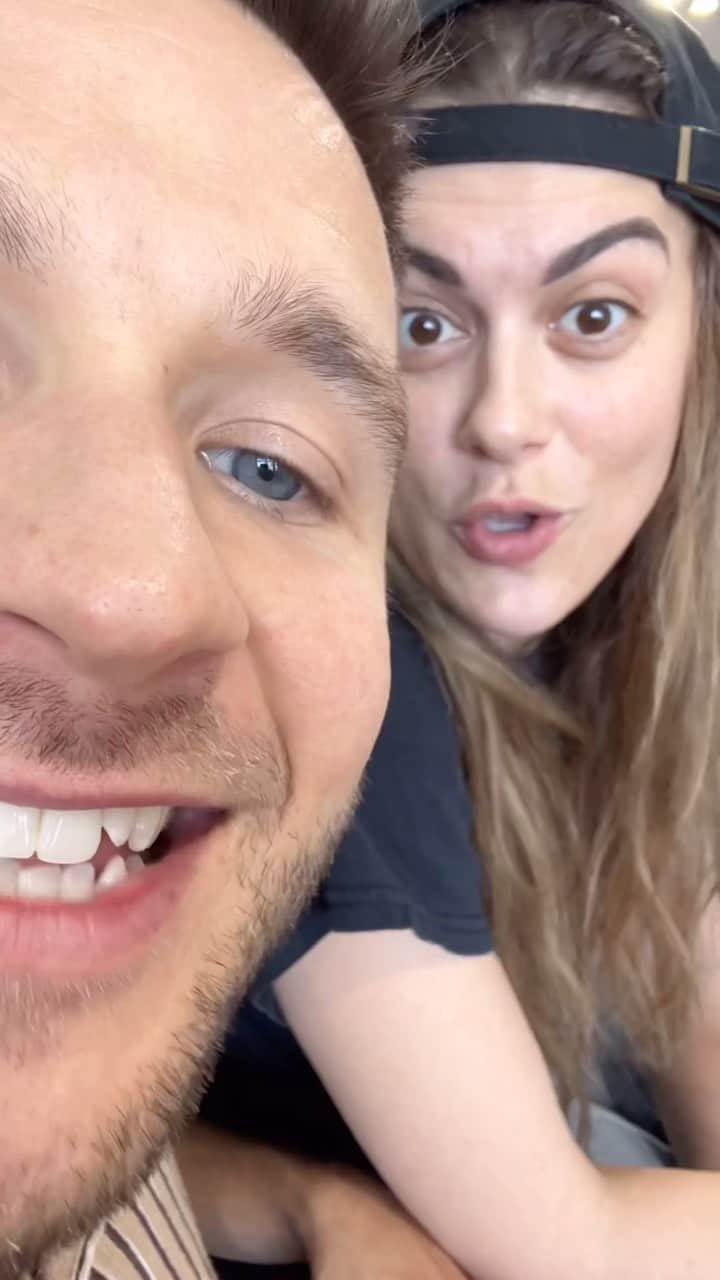 リンゼイ・ショウのインスタグラム：「Check out our Patreon for all the rubbin & scrubbin! 💅🏼」