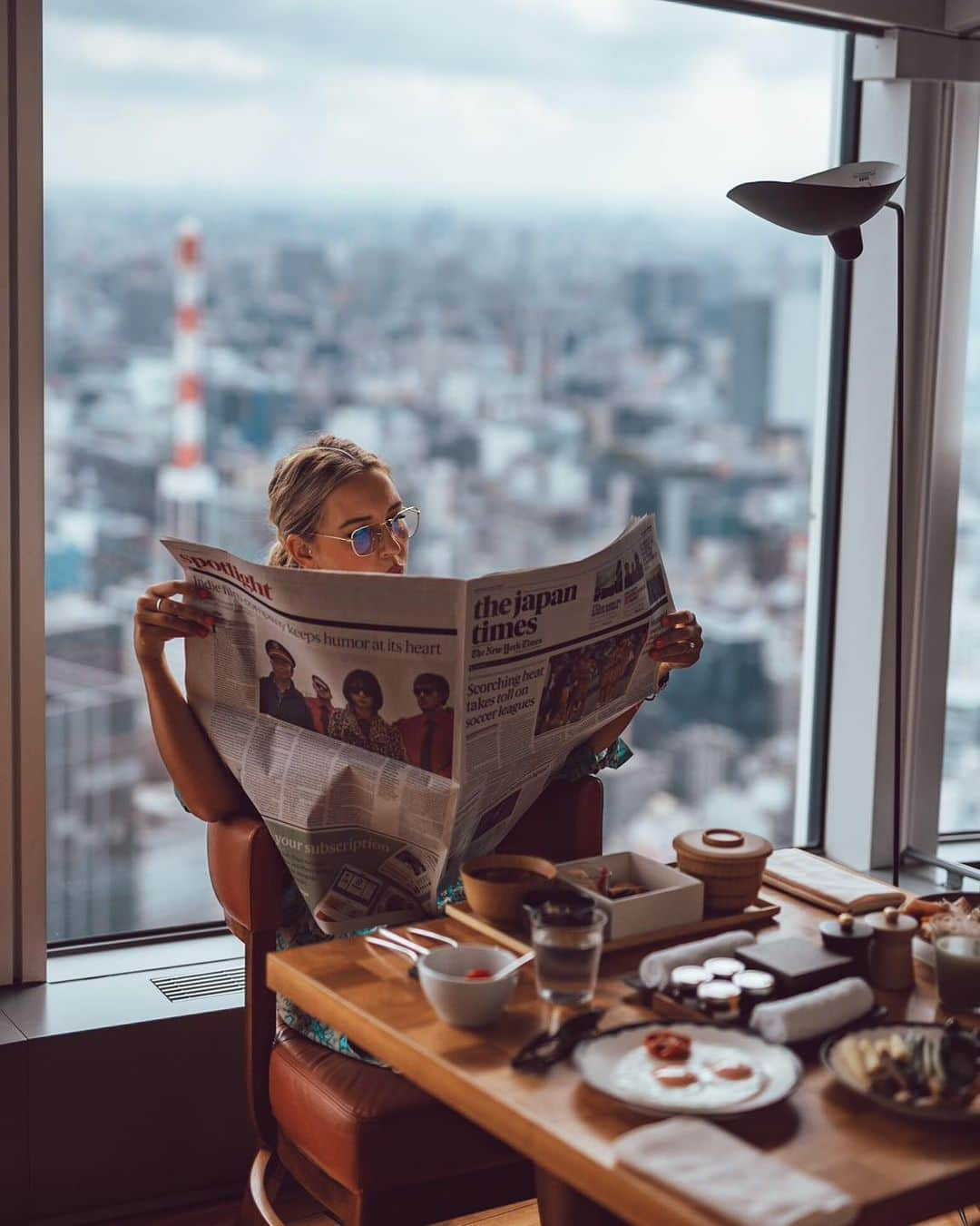 Andaz Tokyo アンダーズ 東京のインスタグラム：「ザ タヴァンの朝食で最高の1日のスタートを🍳美しい景色に身を委ねながら、のんびりと今日のプランを立ててみませんか。  Start your day with an elevated breakfast at The Tavern – Grill & Lounge 🍳 With the relaxing space, the delicious selection of dishes and the spectacular views over Tokyo, is the perfect setting for a productive day ahead.    #ホテルレストラン #東京ホテル #luxuryhotel #ホテルステイ #ホテル好き #ライフスタイルホテル #ラグジュアリーホテル #lifestylehotel #アンダーズ東京 #andaztokyo #ホテル朝食 #hotelbreakfast #tokyobreakfast  #luxurybreakfast   Thanks to @life_in_tokyo」