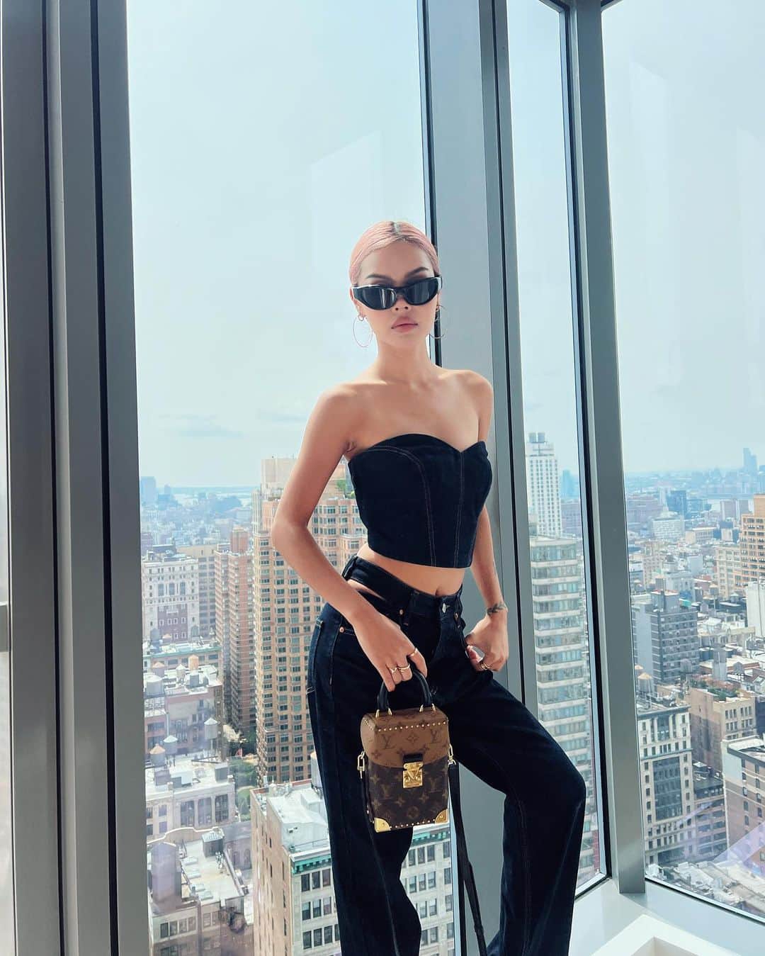 リリーマイマックのインスタグラム：「Empire state of mind @louisvuitton #LVCameraBox #LouisVuitton」